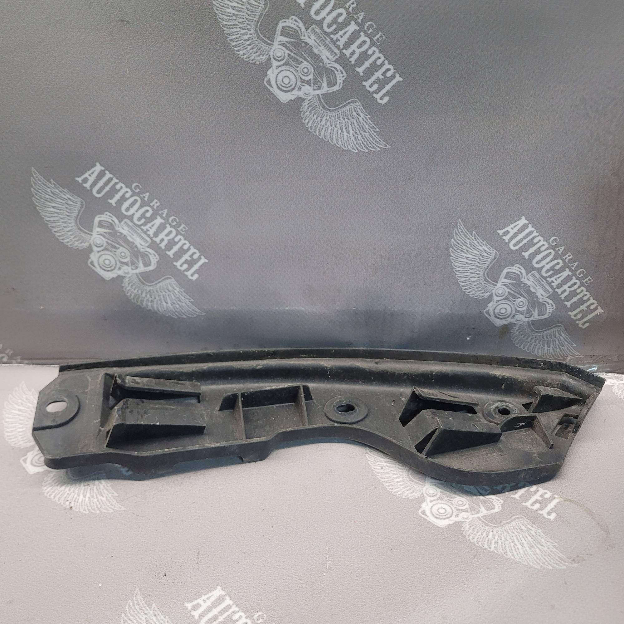 Кронштейн бампера задній правий VOLKSWAGEN Touareg 2002-2010 7L6807394