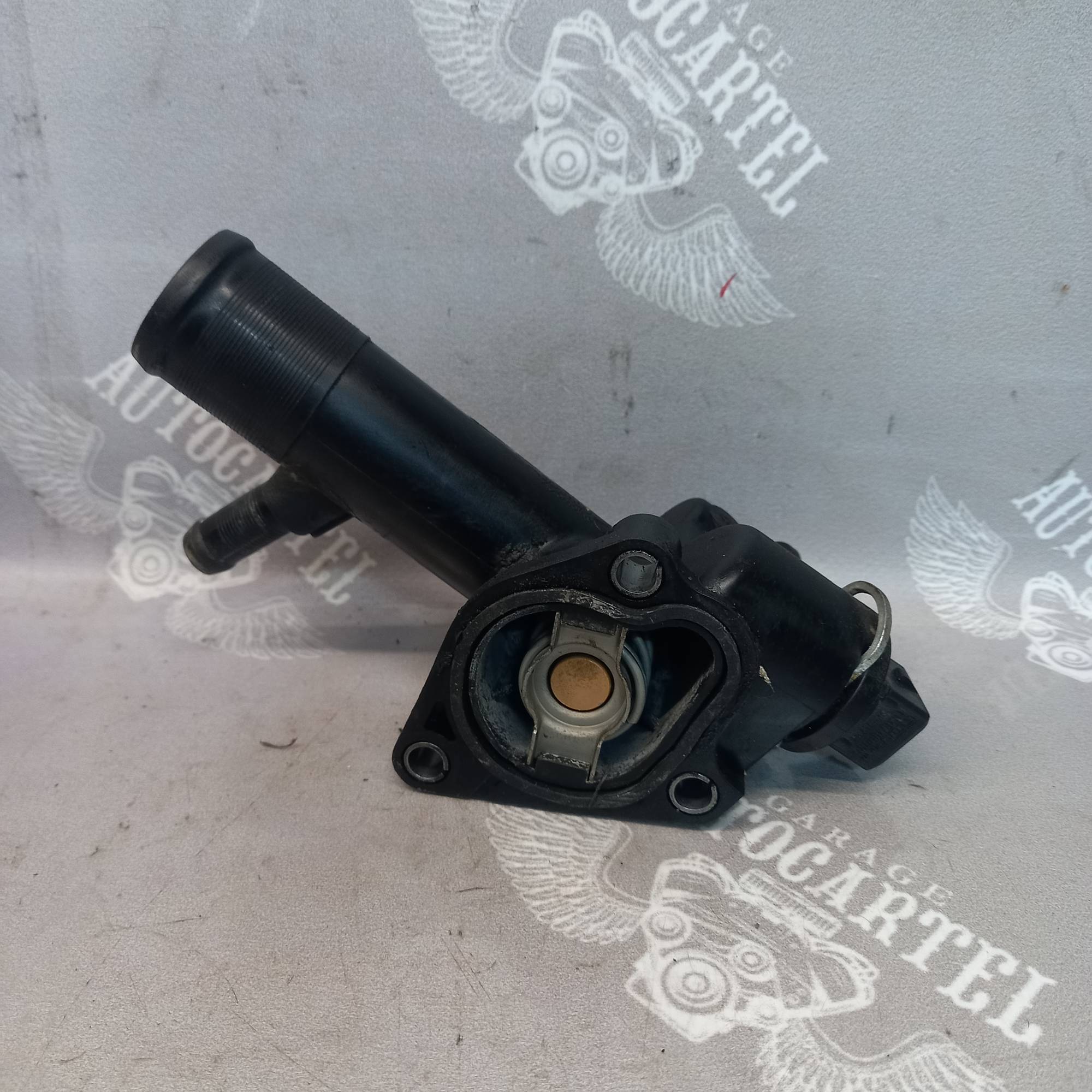 Корпус термостата renault kangoo 1997-2007. clio ii. 1.5 dci. 8200244402, 558758