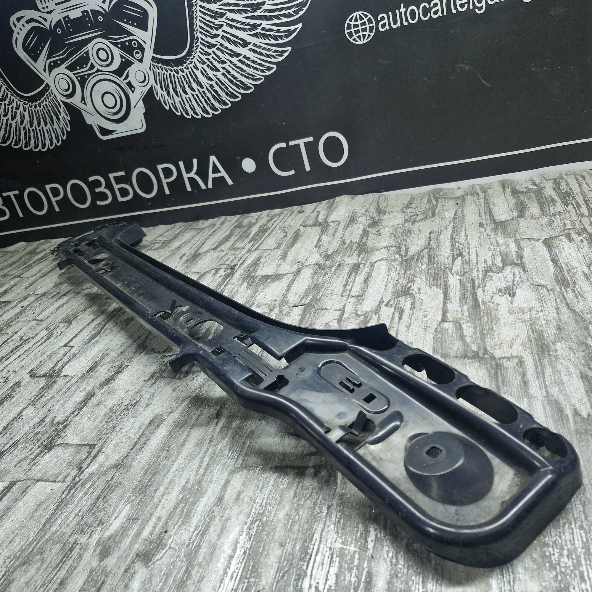 Кронштейн заднього бампера центральний BMW 5 E60, 51127056343 5 E60, E61 2003-2009