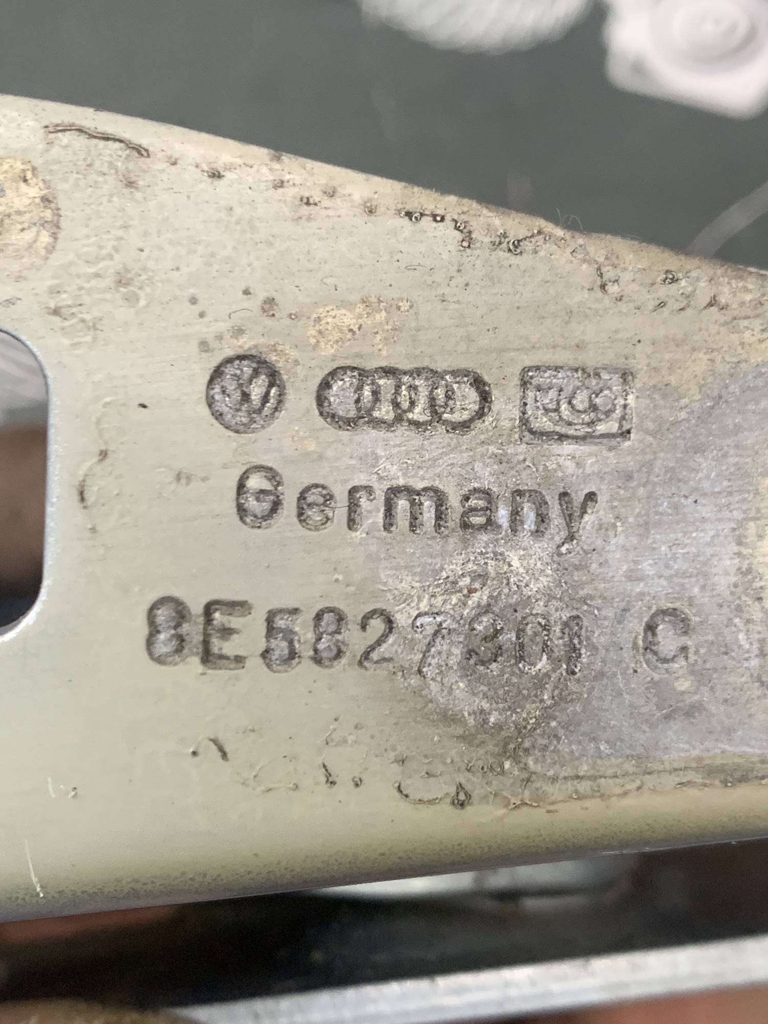 8e5827301c Петля кришки багажника ліва Audi A4 B6 2001-2004 Sedan