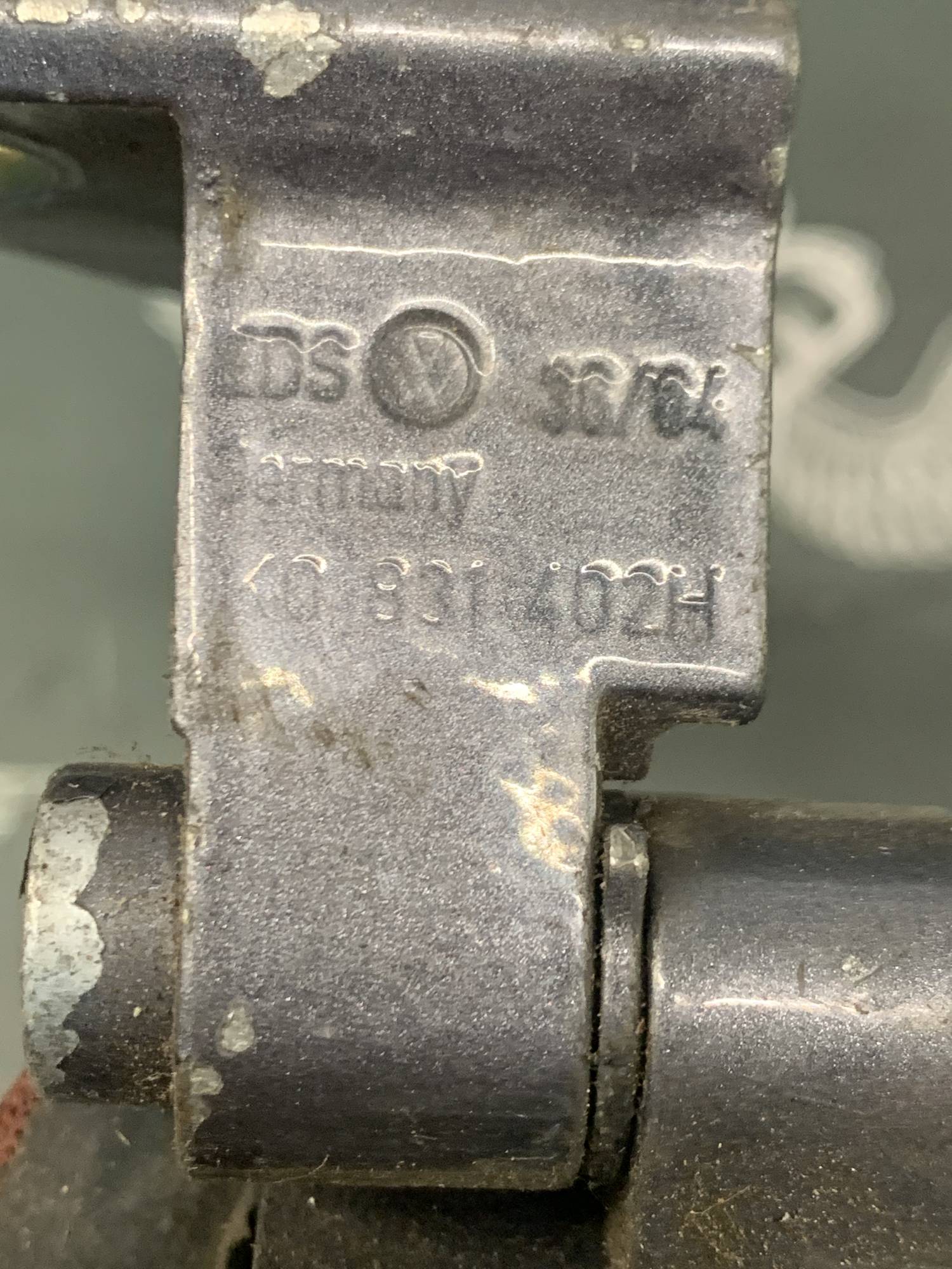 1k0831402h Петля дверей передня права нижня Volkswagen Jetta 6 2010—2018