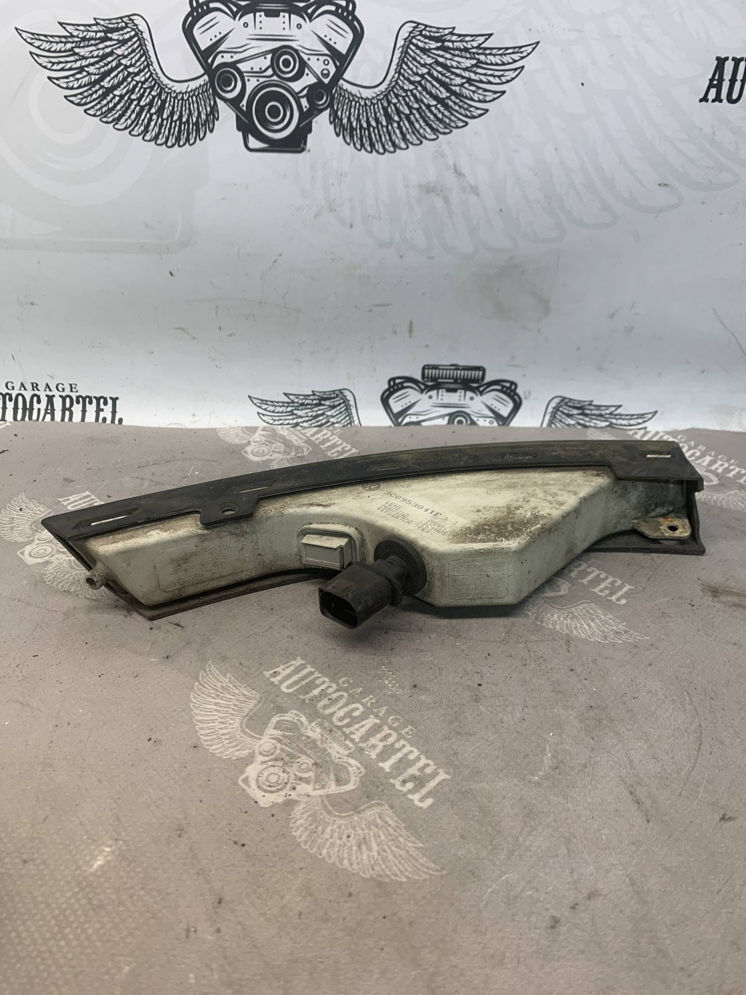 Повторювач поворотника лівий в бампер VW Passat B6 3c0953041p