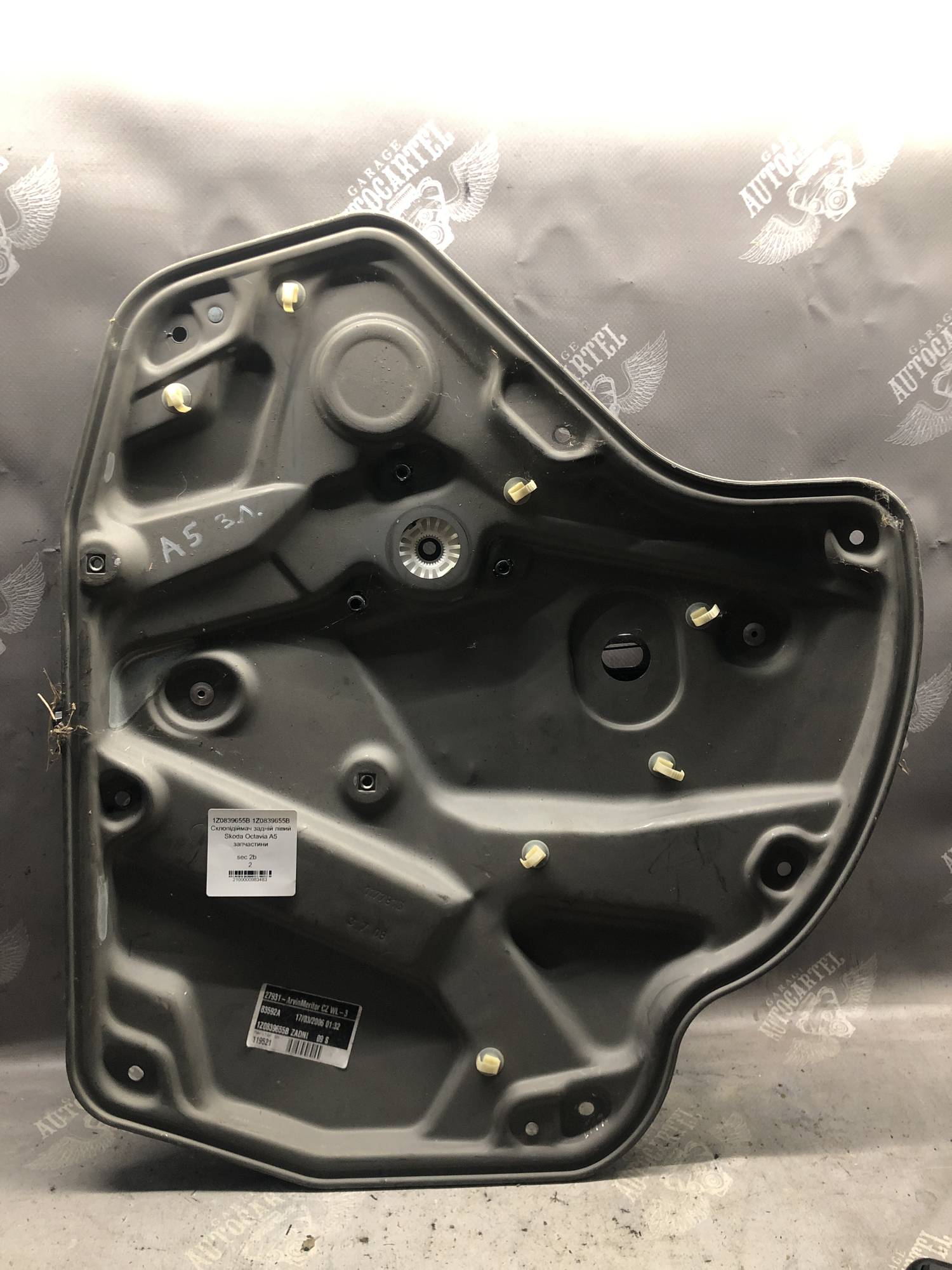 1Z0839655B 1Z0839655B Склопідіймач задній лівий Skoda Octavia A5 запчастини