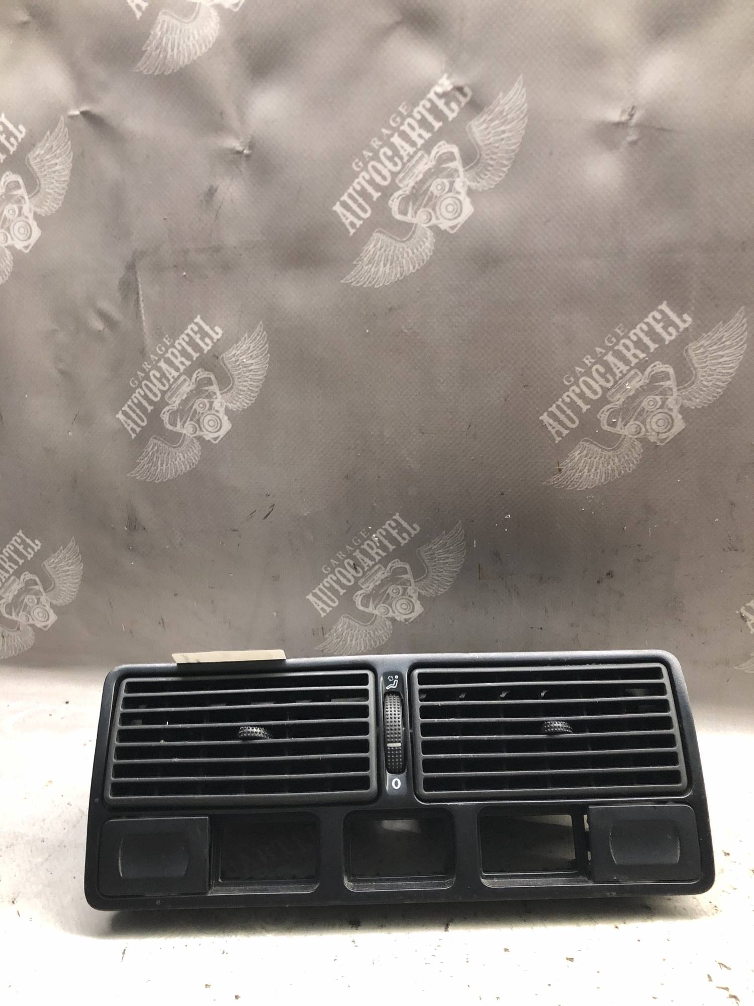 Решітка обдува центральна vw golf iv 1j0819728f