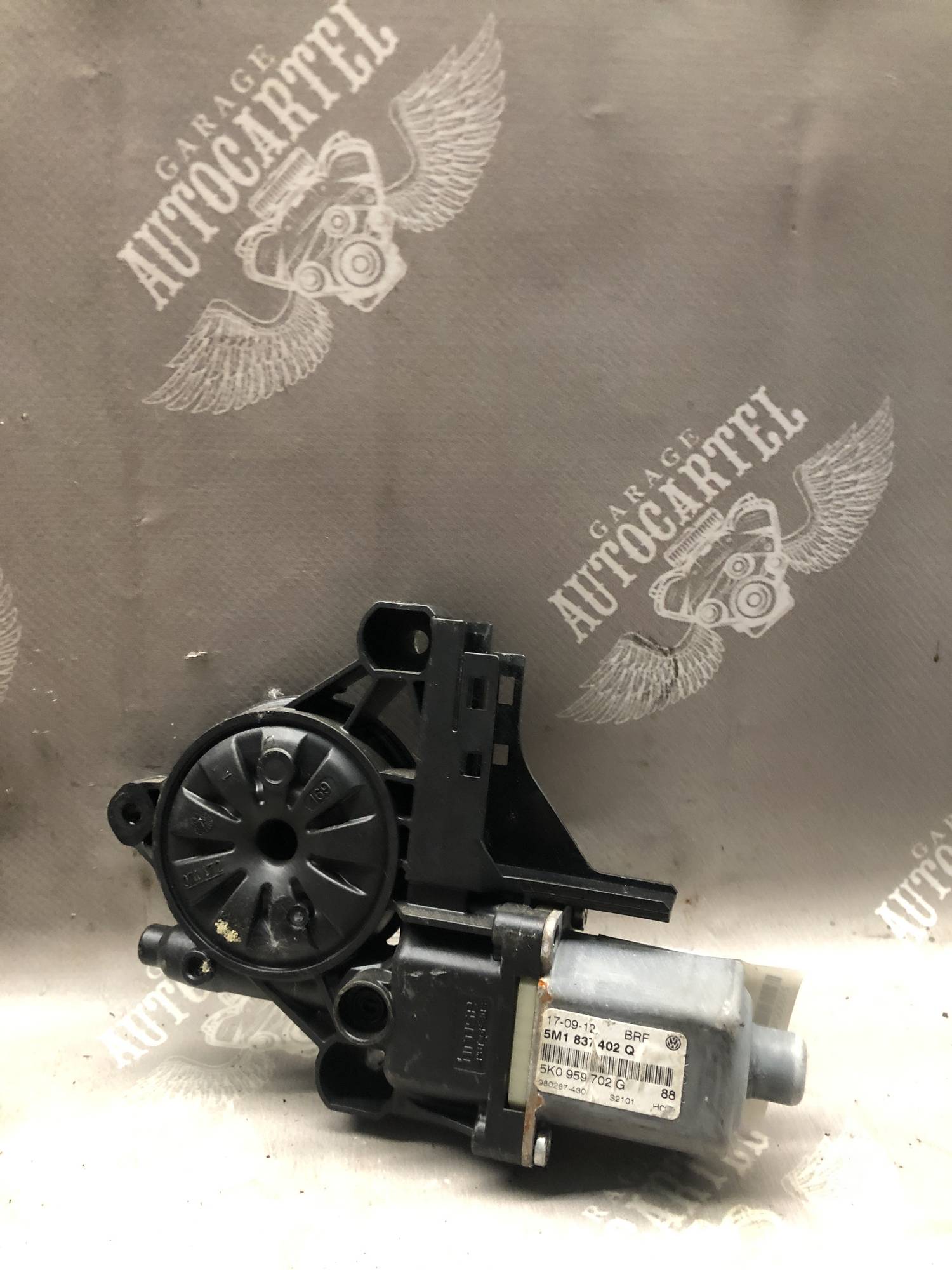 Моторчик склопідіймача Volkswagen Golf 6, Golf Plus, Skoda Octavia передній правий. 5K0959792A, 5M1837402Q