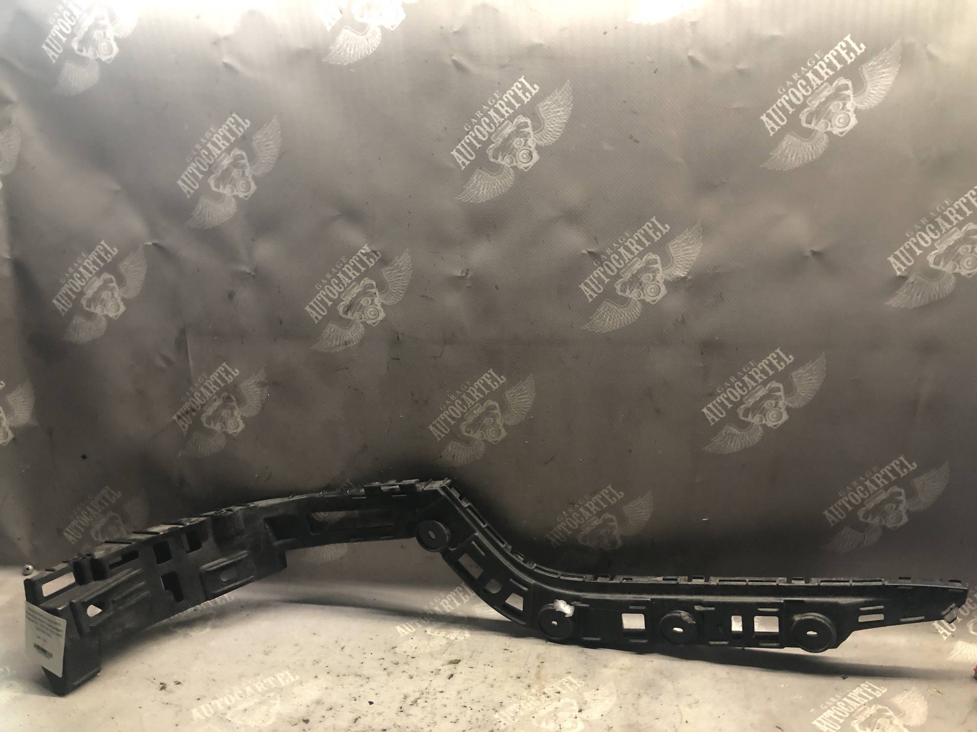 Направляюча заднього бампера лівий Volkswagen Passat B7 3AF807393 VAG (3AF807393