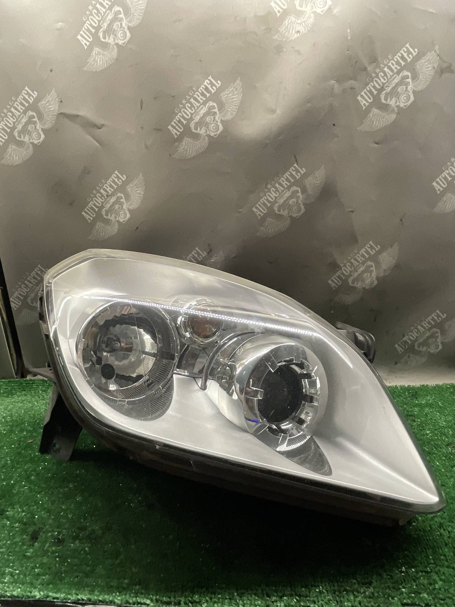 Фара передня права Opel Tigra B 93162204
