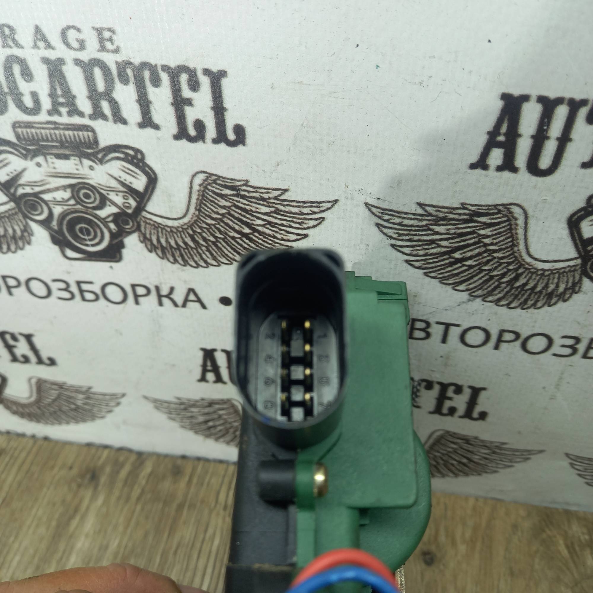 Замок дверки передньої правої Skoda Octavia 96-10/VW Golf/Passat 97-06 3b1837016ad 8pin