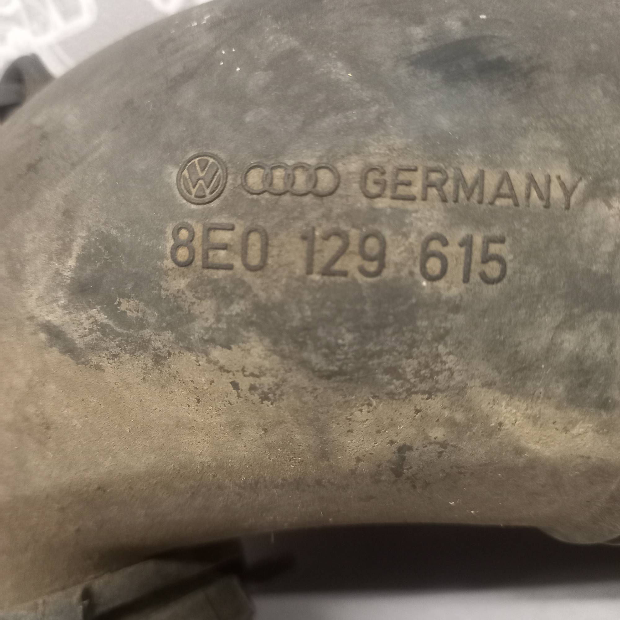 Патрубок повітряного фільтра Audi A4 B6 01-04 8e0129615
