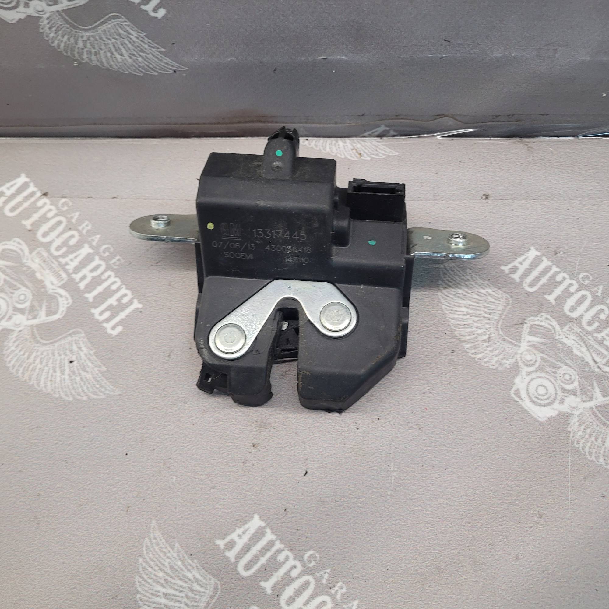 Замок кришки багажника Opel Meriva B 13317445