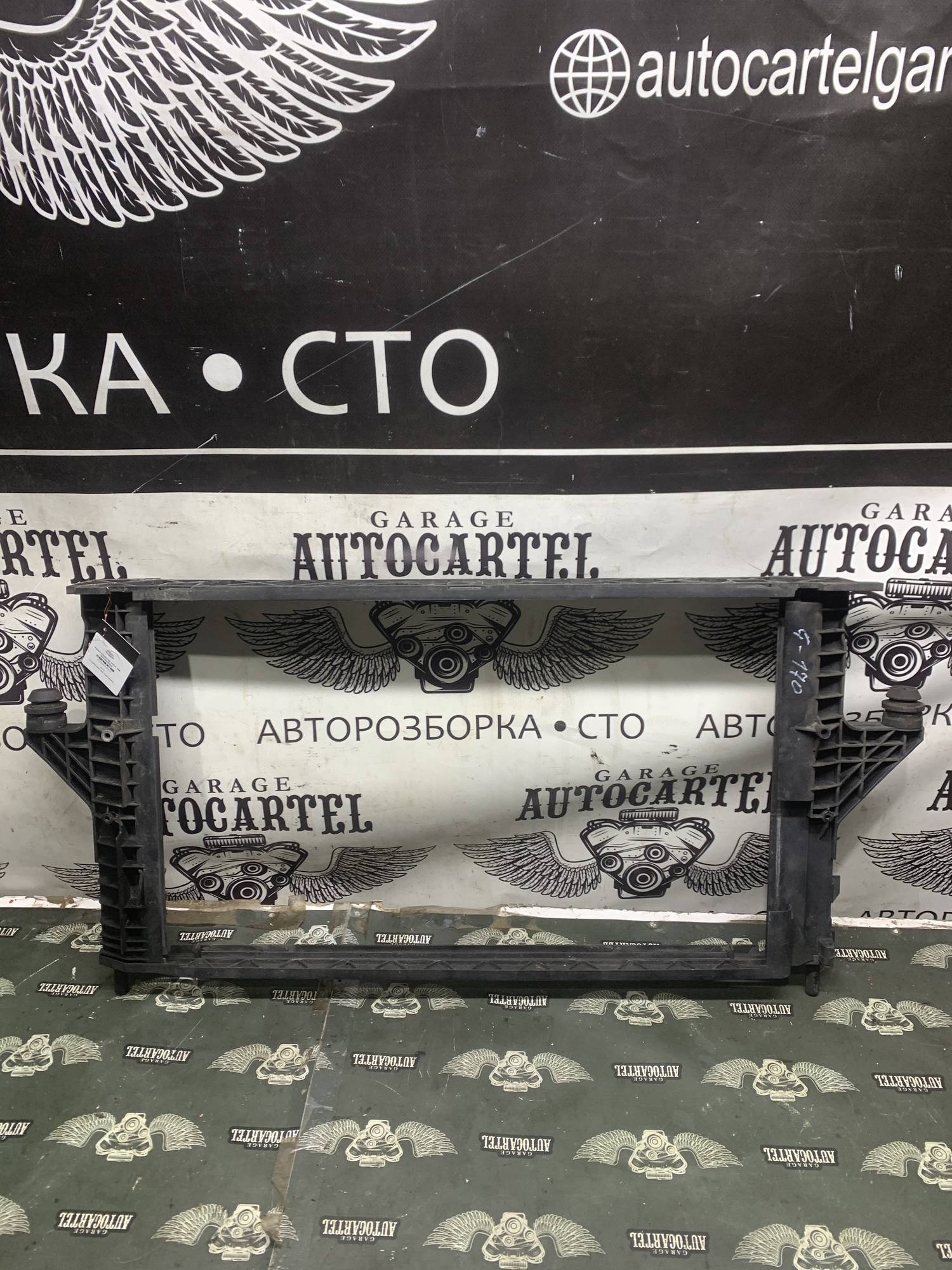 Рамка радіатора Volvo V40 4n518n065ae