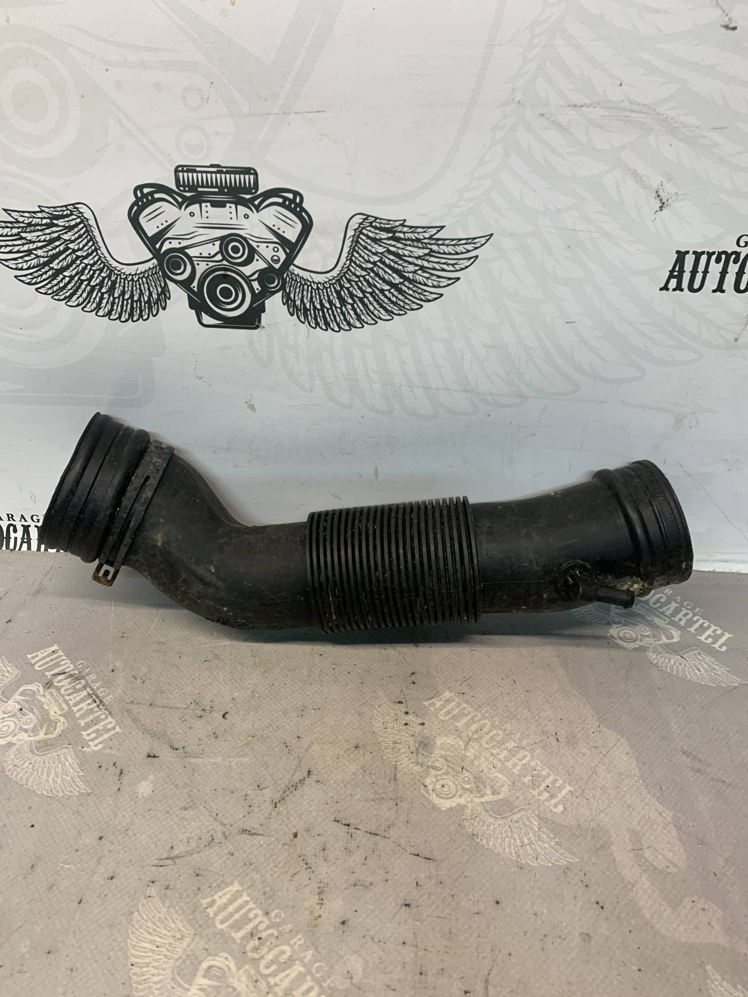 Повітряний патрубок витратоміра Volkswagen Passat B5 1.8t 06b129627q