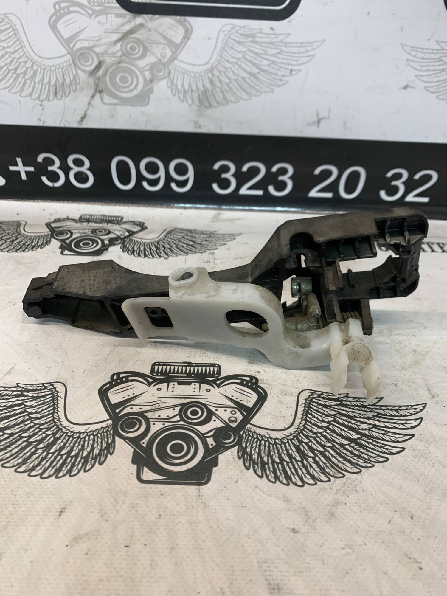Ручка кронштейн задніх правих дверей Hyundai i30 HB 2007-2012 9045000400
