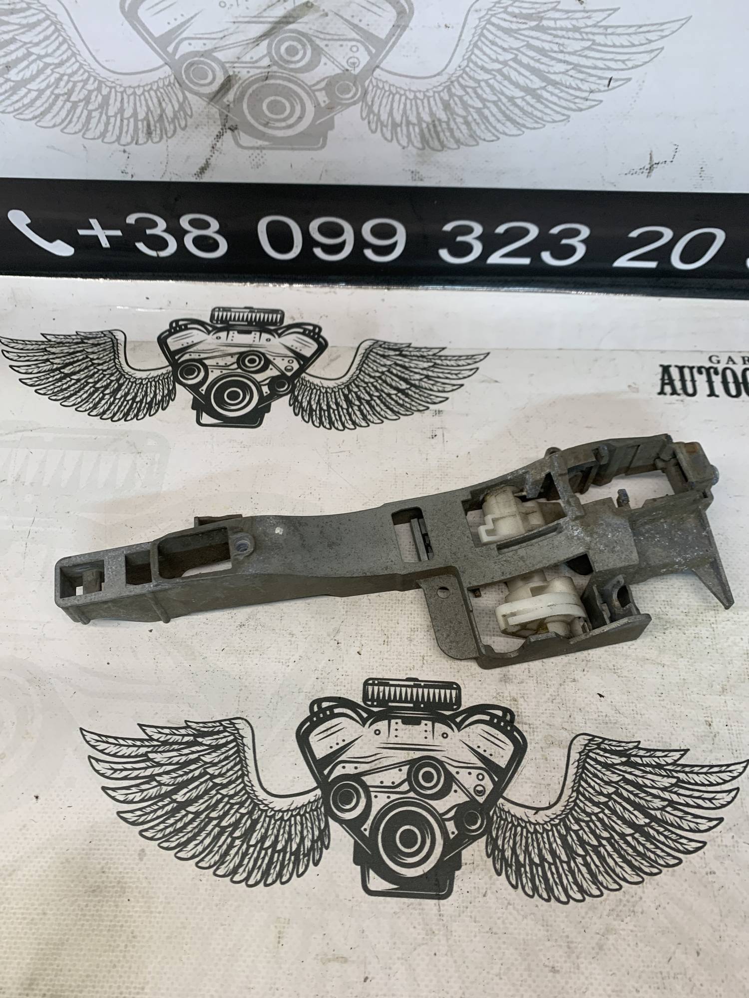 Кронштейн ручки дверей передньої правої зовнішньої Peugeot 407 9653401580