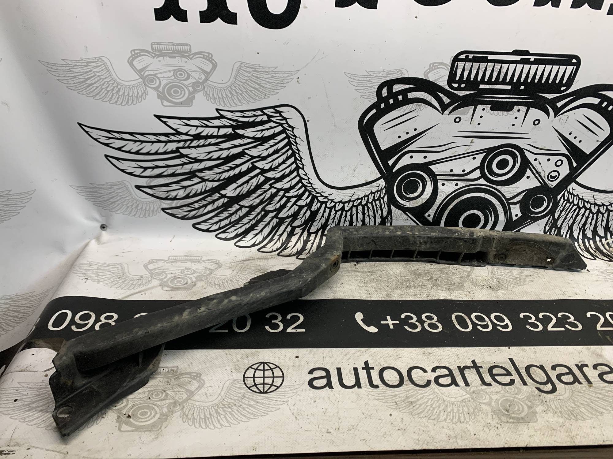 Кронштейн бампера переднього лівий Skoda Octavia A5 1z0807183