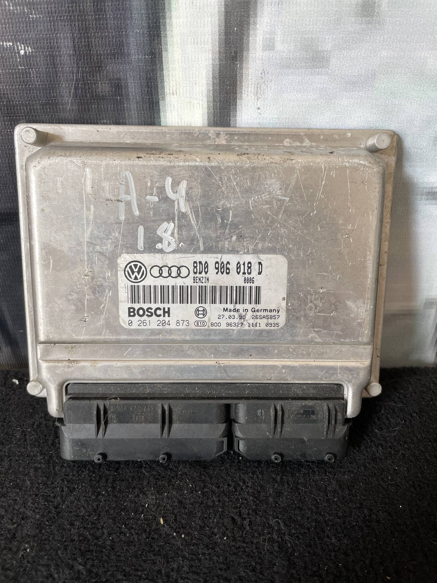 Блок управління двигуном для VW AUDI 1.8 0261204873 8D0906018D