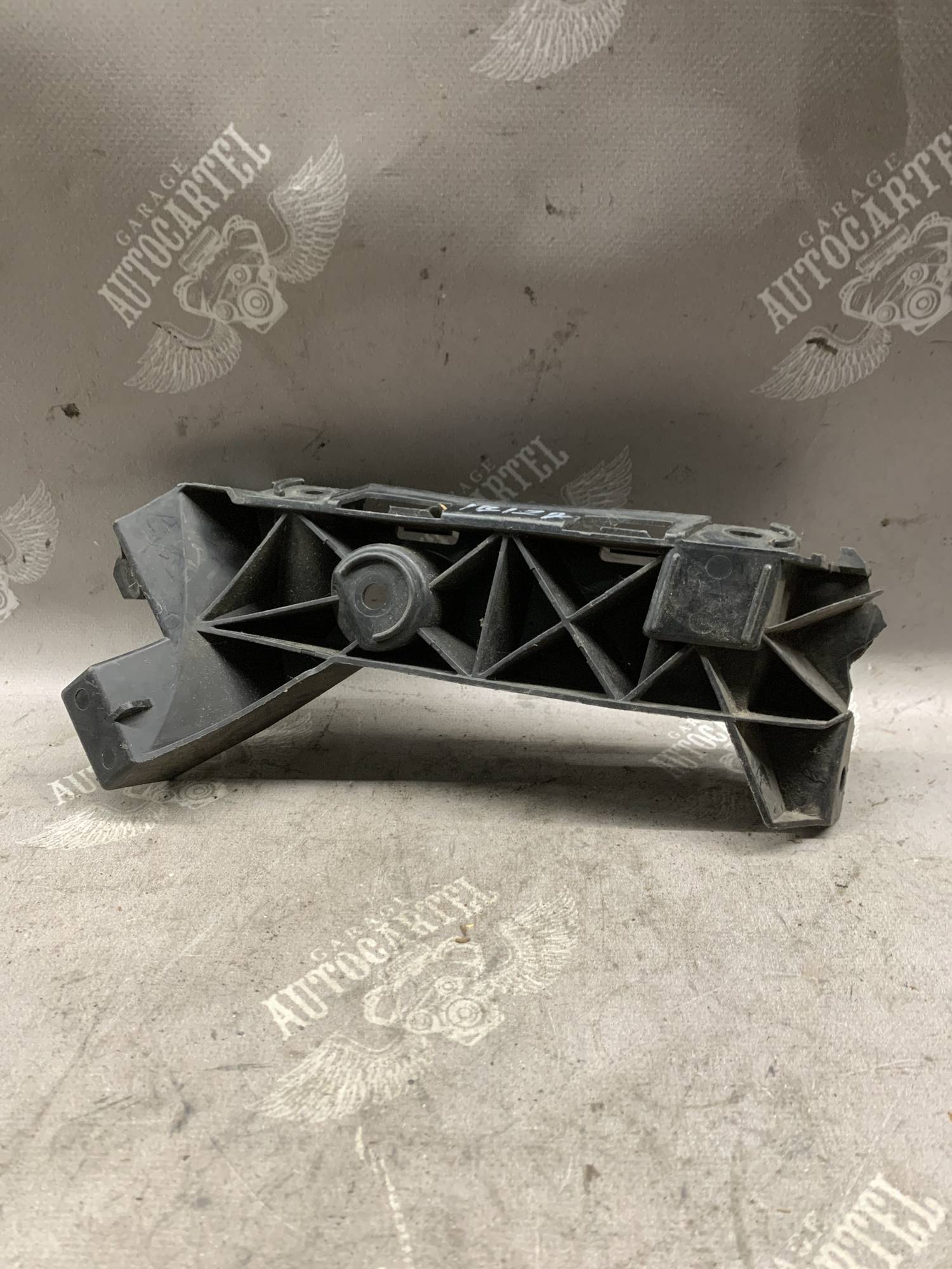 Кронштейн заднього бампера лівий Seat Ibiza 13-17 6j4807393b