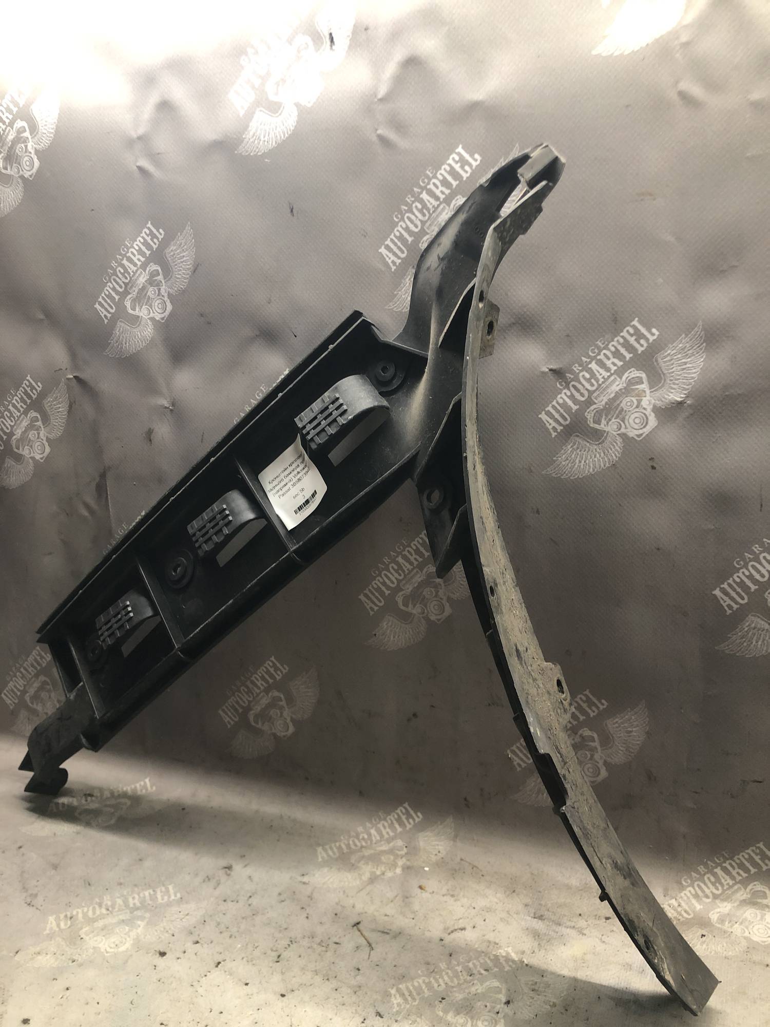 Кронштейн кріплення заднього бампера правий (напрямна) Volkswagen Passat 3B5807394C