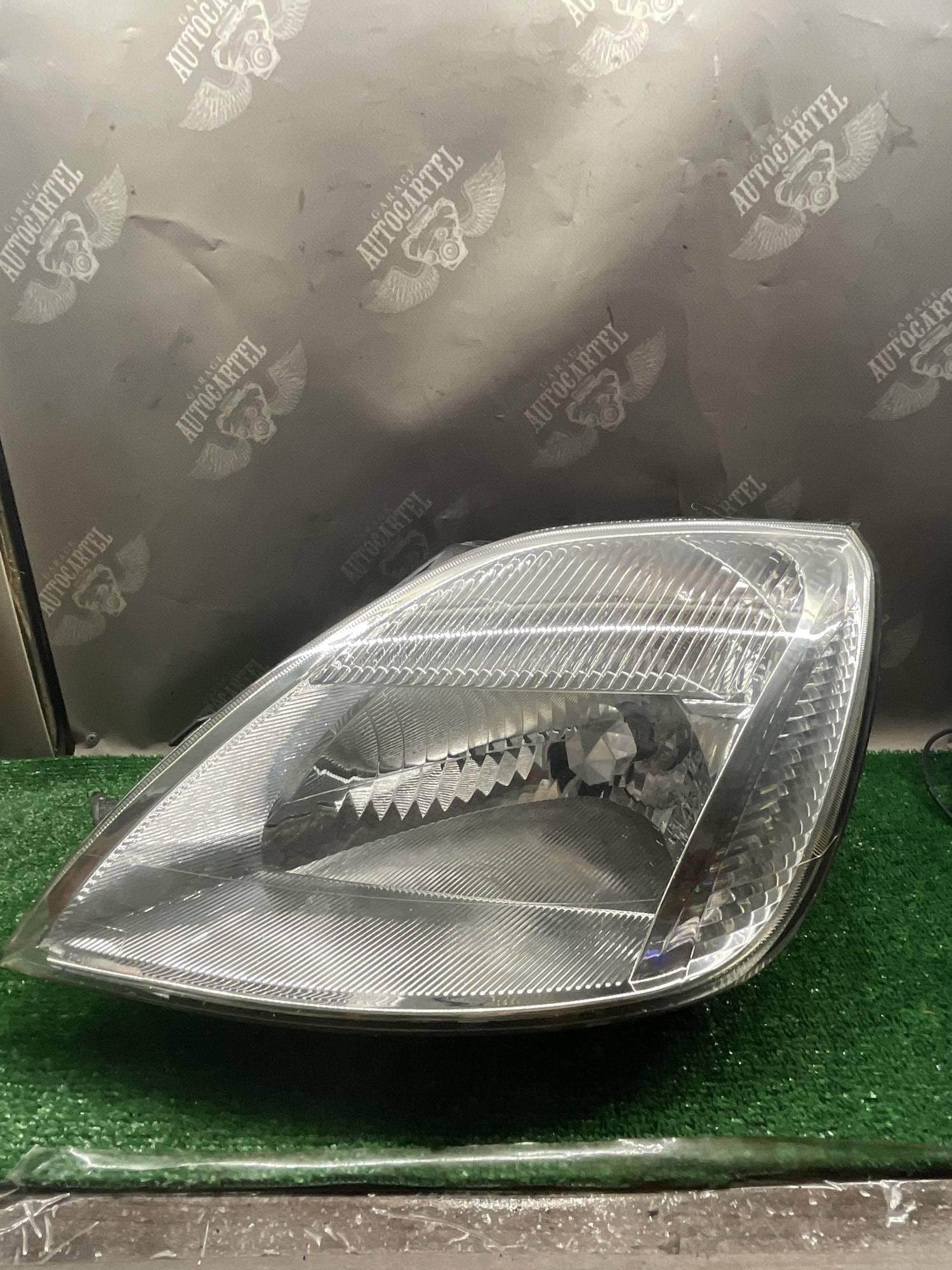 Ліва передня фара Ford Fiesta V 20-a056b