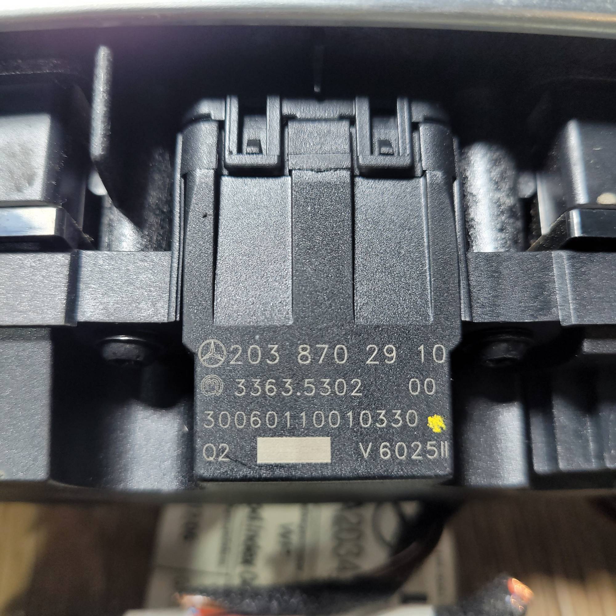 Перемикач кнопок MERCEDES-BENZ C-CLASS W203 2038702910