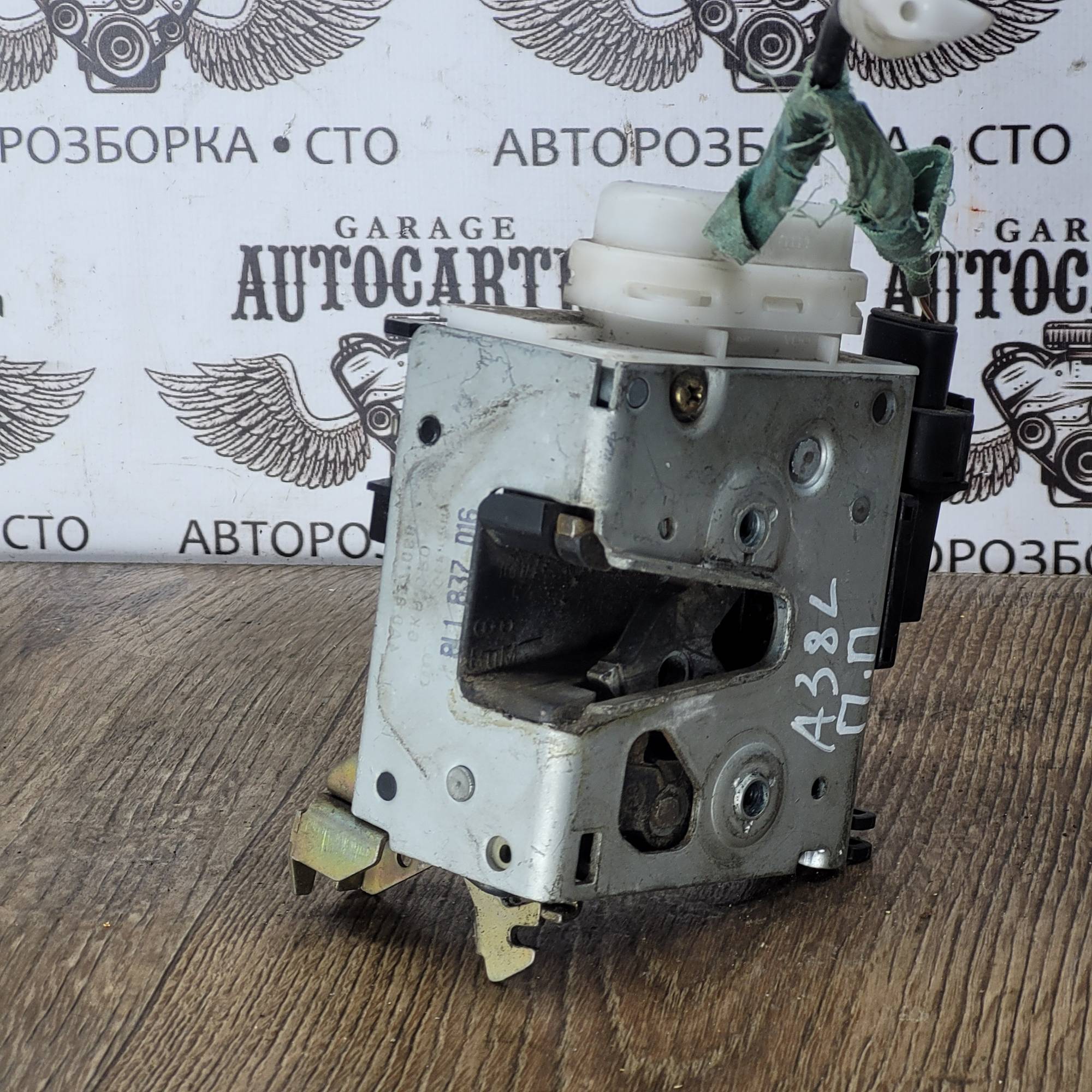 8l1837016 замок передній правий audi a38l