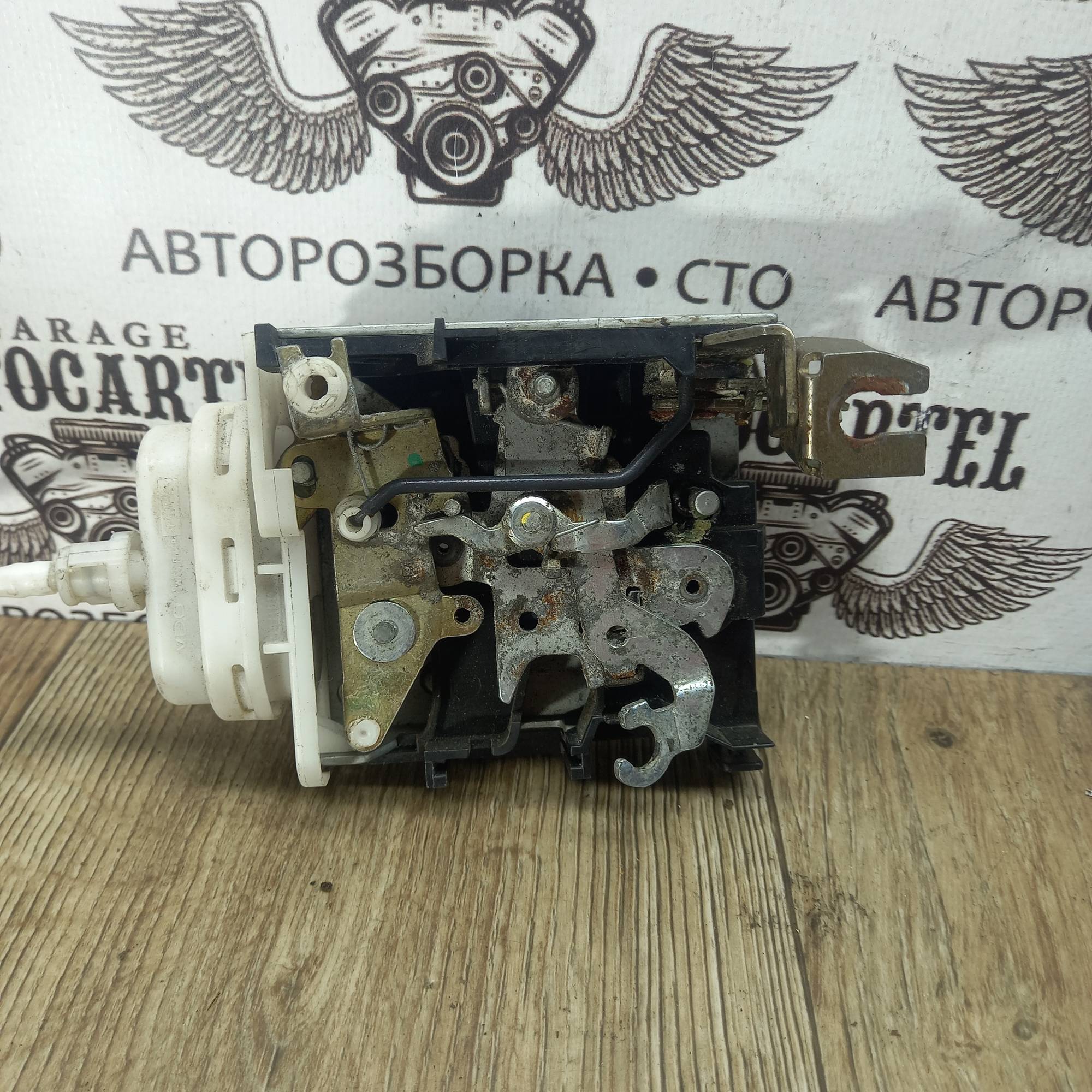 Замок дверки передня права AUDI A8 (D2) 1994-2000 4D1837016D