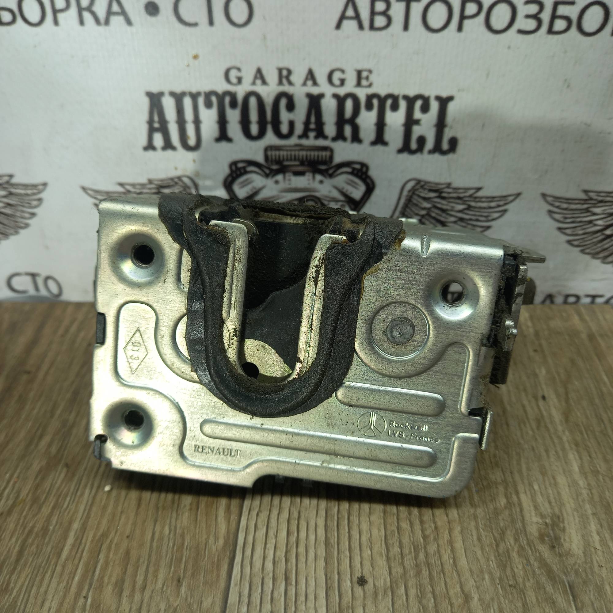 Замок дверки задній правий 2 pin Renault Sandero 07-13 Dacia Sandero 08-12, 8200735246