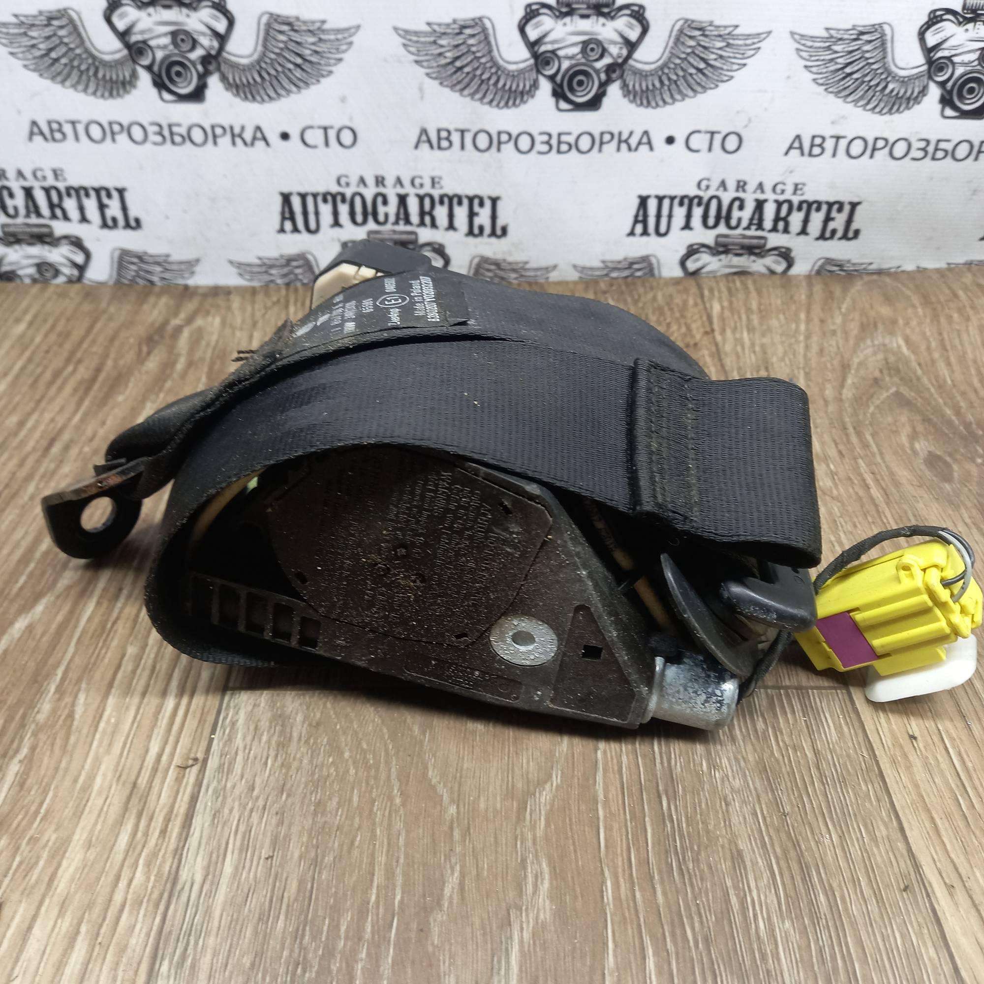 Ремінь безпеки передній правий з піропатроном VW Touran 2003-2010 1T1857706A