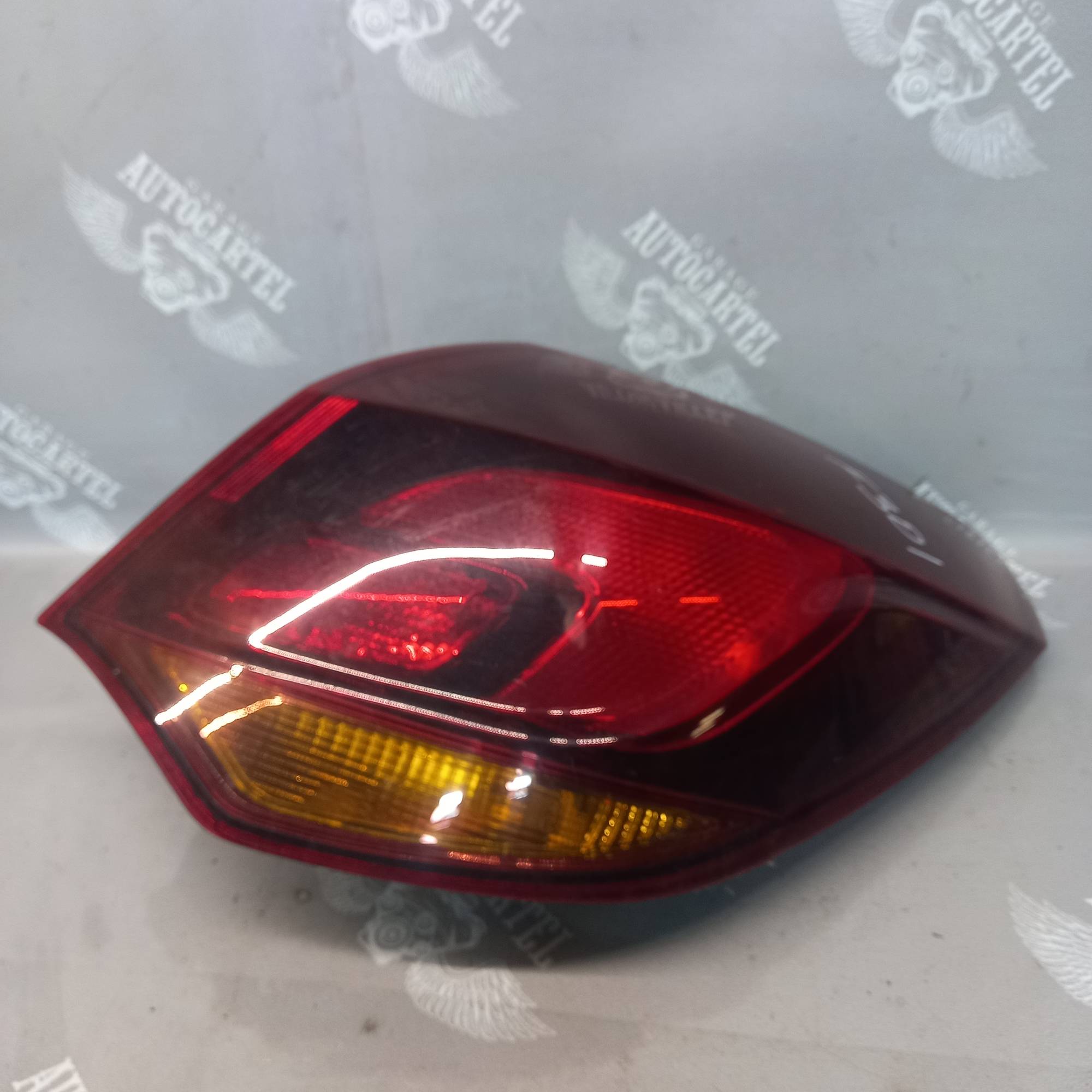 Ліхтар задній правий Opel Astra j 13306460