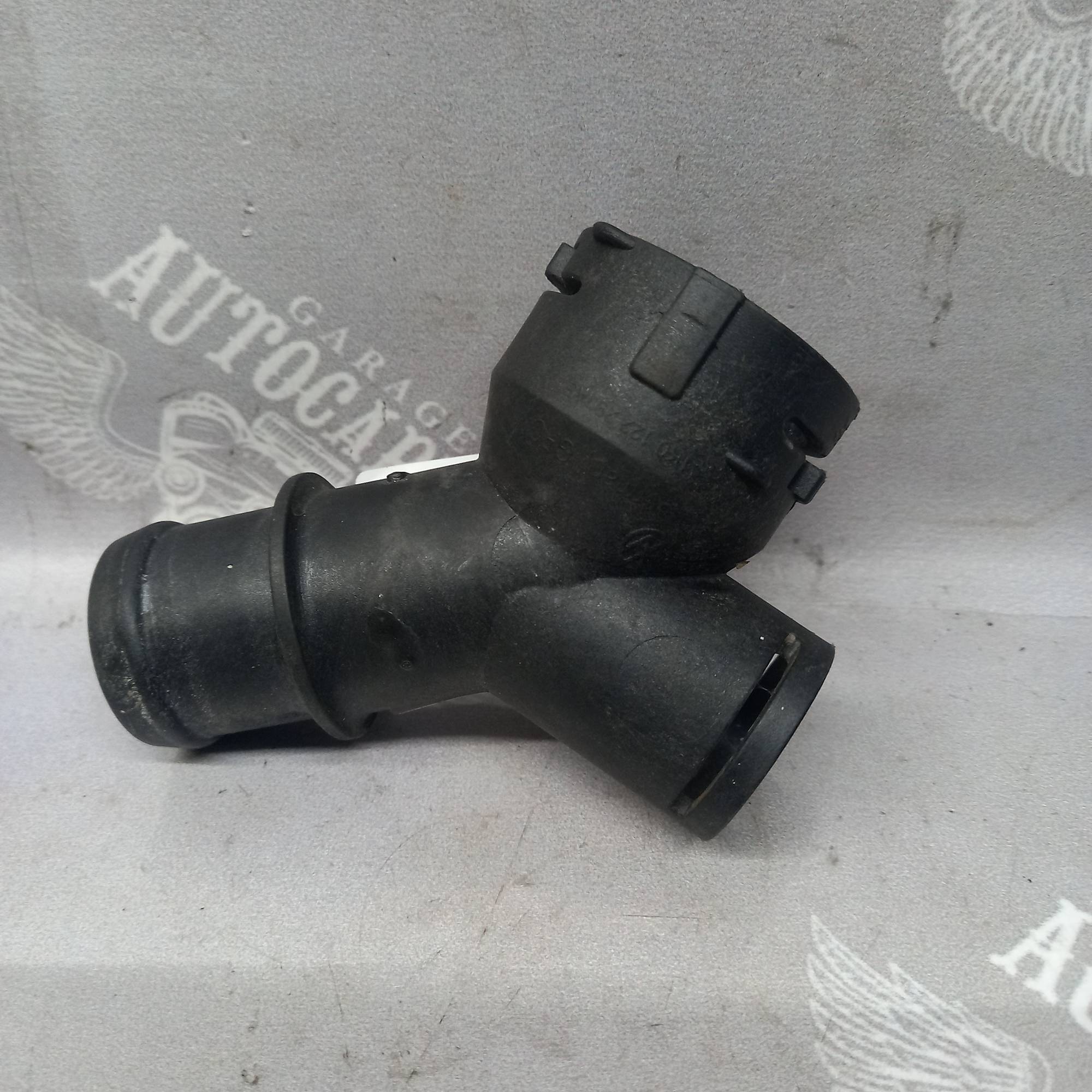 Фланець системи охолодження (тройник) VW Passat B6 Skoda Octavia A5 1k0122291ae