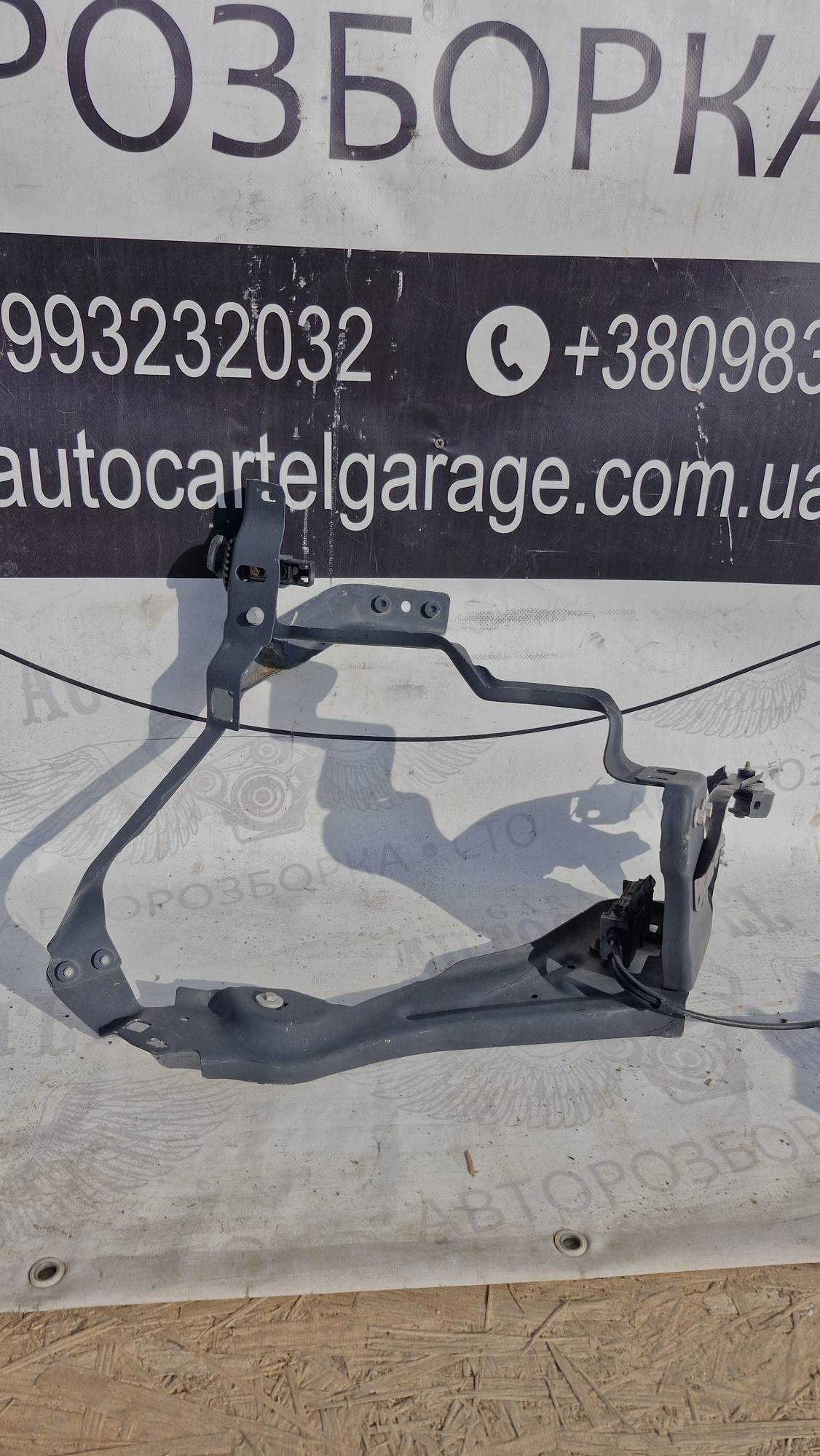 Кронштейн кріплення передньої правої фари Mercedes W204, S204 рестайл A2046201291