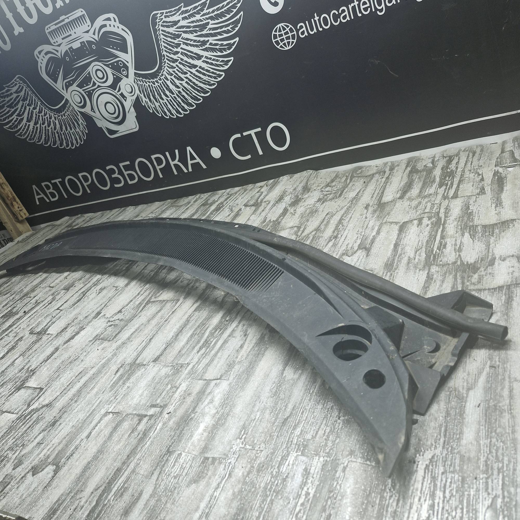 lc6250790 mazda Декоративна накладка під лобове скло жабо MPV 1989—2016