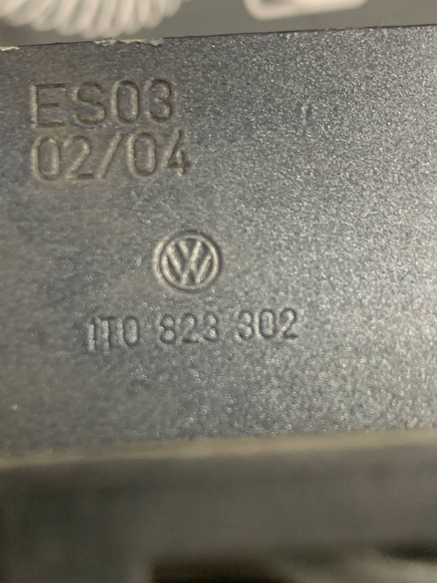 1t0823302 петля капота права Volkswagen Caddy 3 2004 – 2010