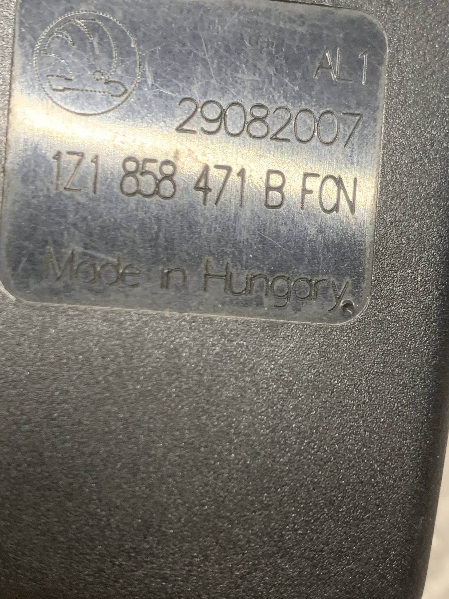 Замок ременя безпеки передній лівий Skoda Octavia (A5) 1z1858471b