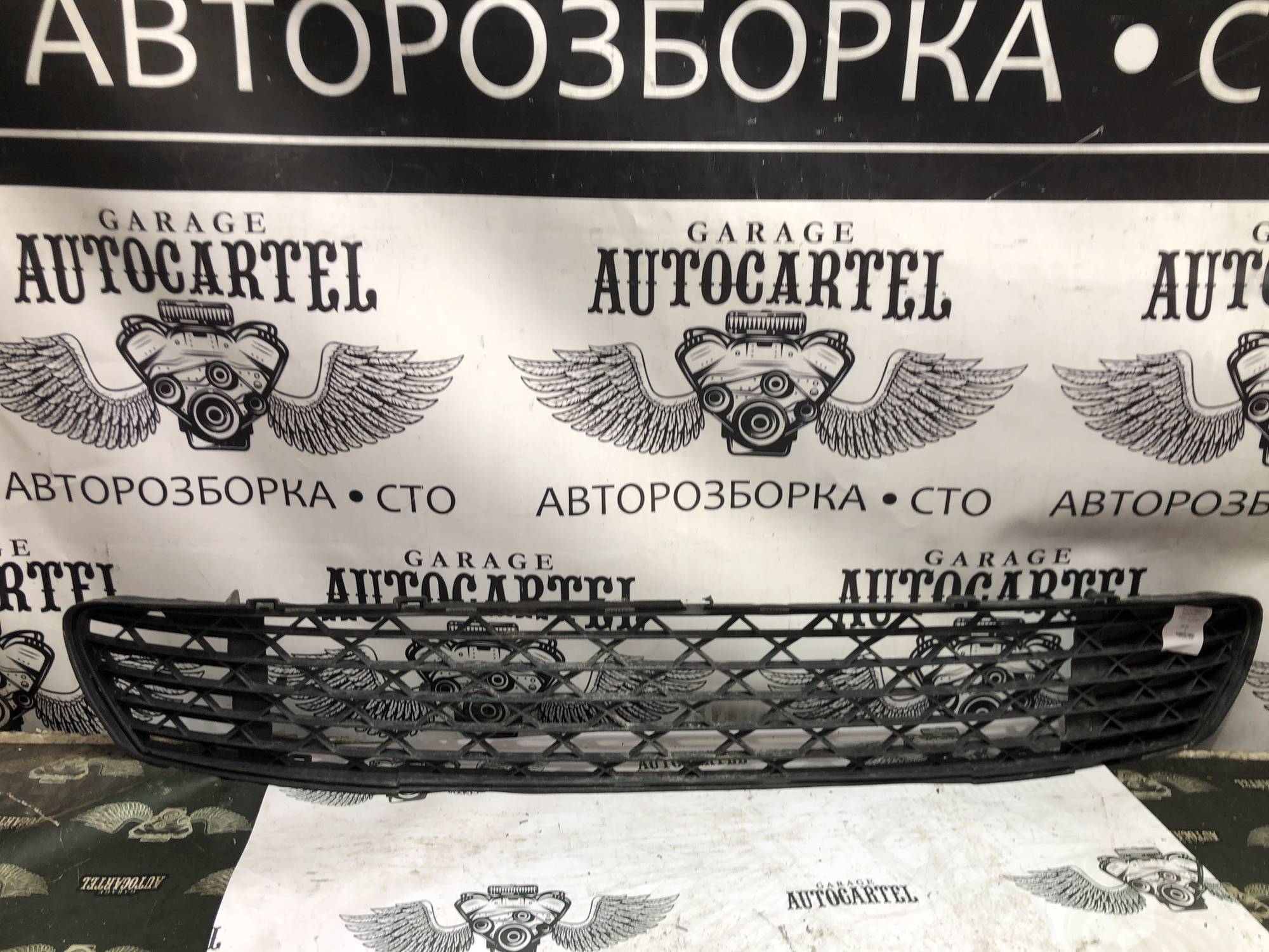 Решітка переднього бампера центральна Citroen C4 Picasso 2007-2014 9680402877