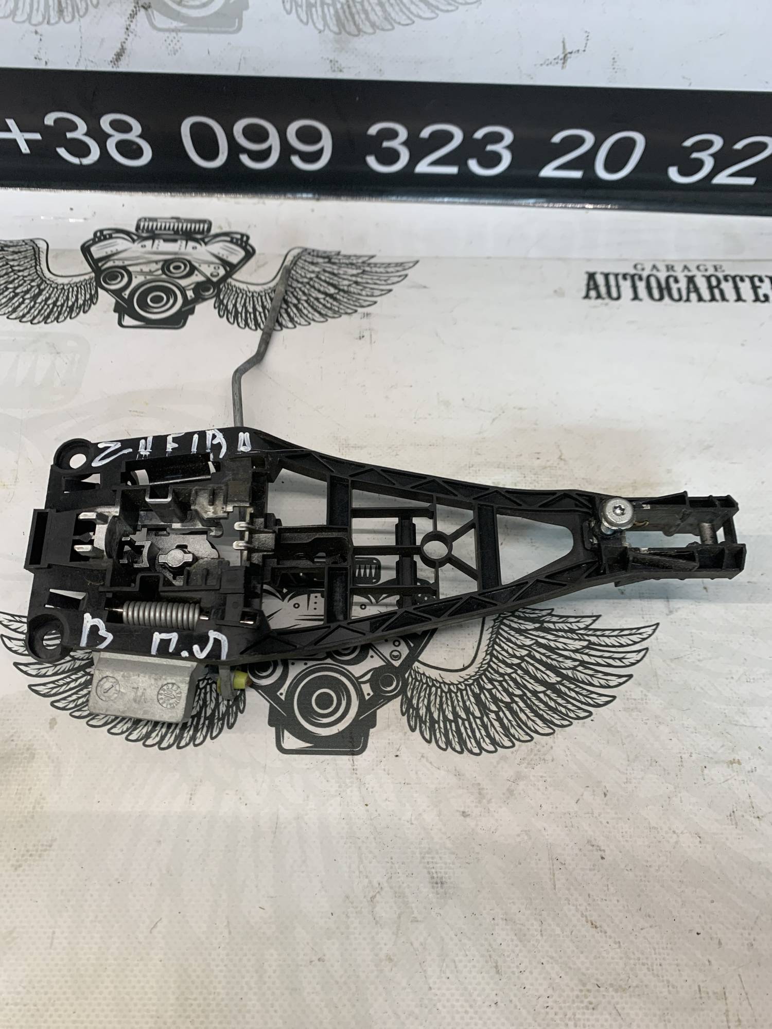 Ручка кронштейн передніх лівих дверей Opel Zafira B 24463523