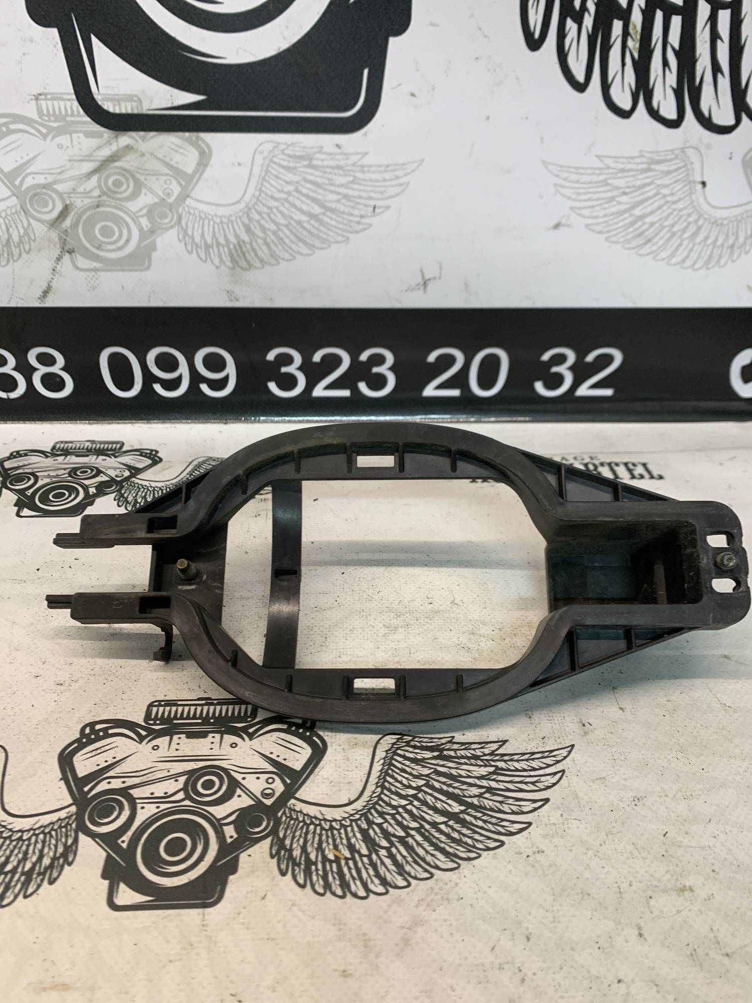 Кронштейн ручки дверей передньої лівої Land Rover Range Rover III 7042488 1