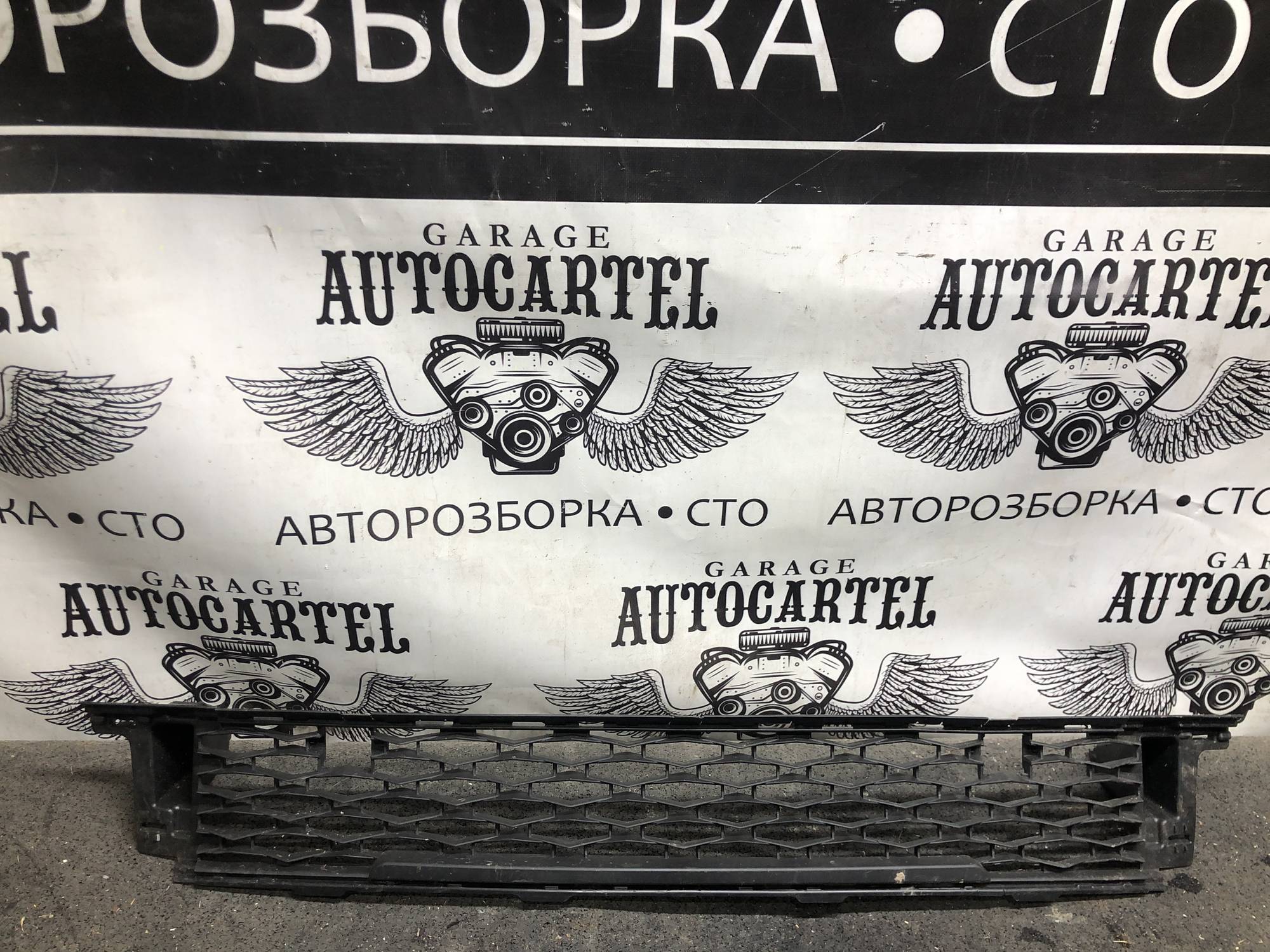 57a853677d решітка бампера передня Skoda Karoq