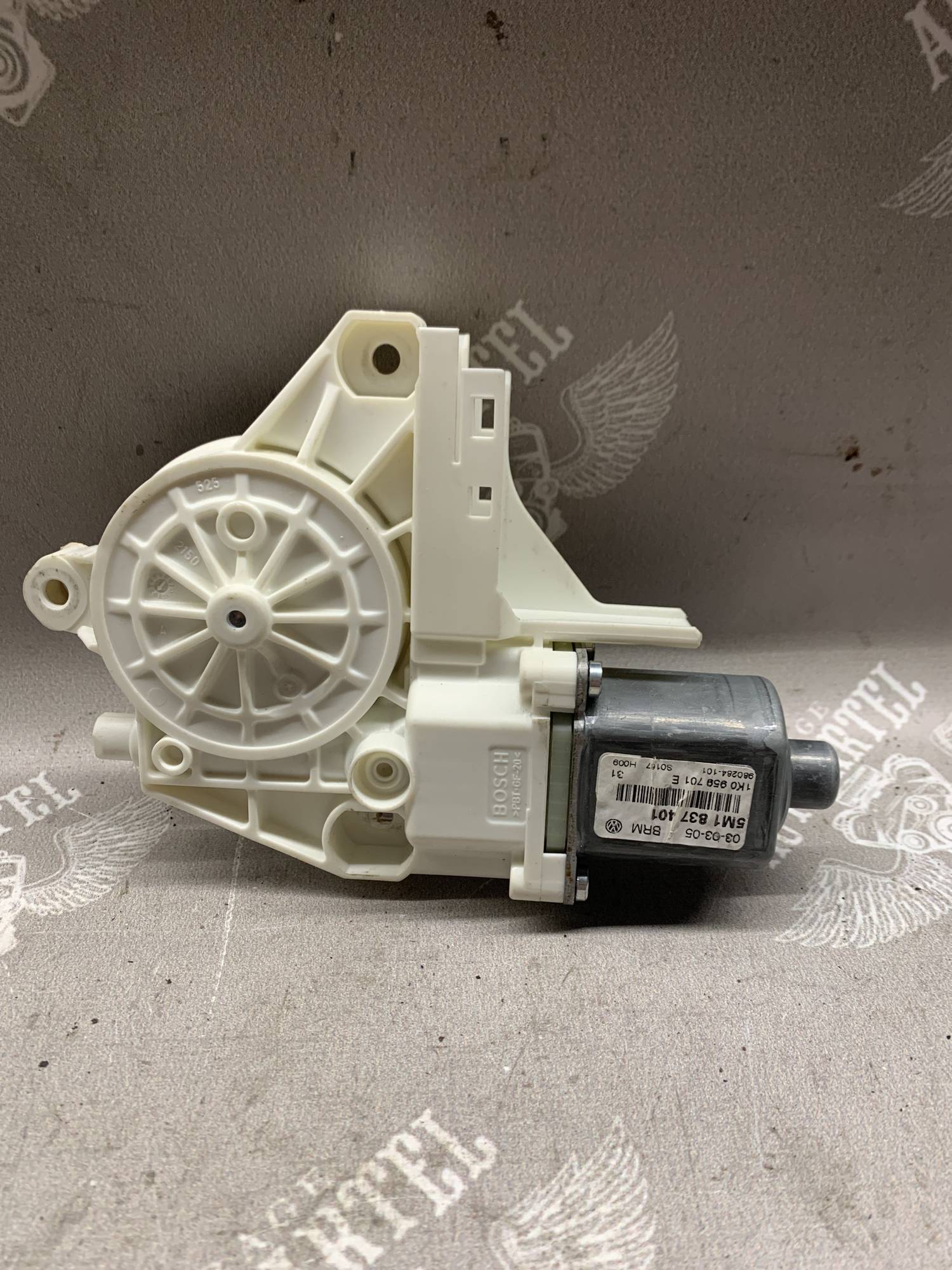 Моторчик скла лівий передній Volkswagen Golf Plus 5m1837401