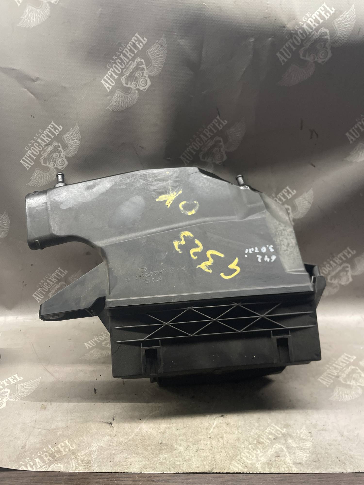 корпус повітряного фільтра правий (OM642) Mercedes 3.0cdi W212 a6420903601