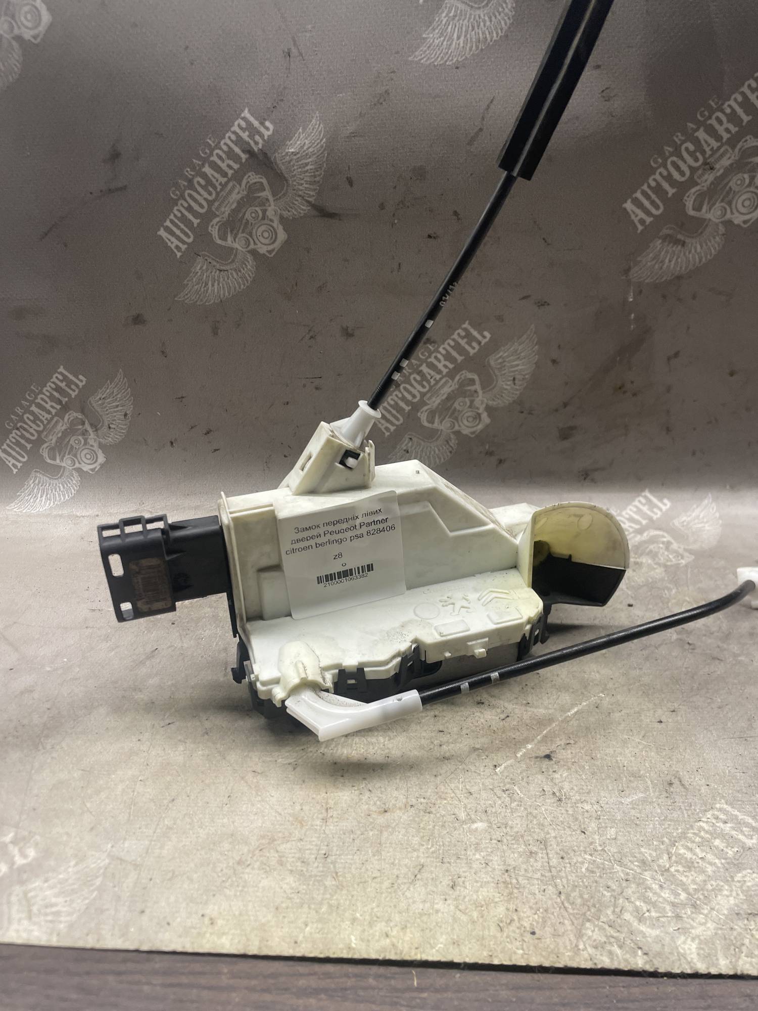 Замок передніх лівих дверей Peugeot Partner citroen berlingo psa 828406