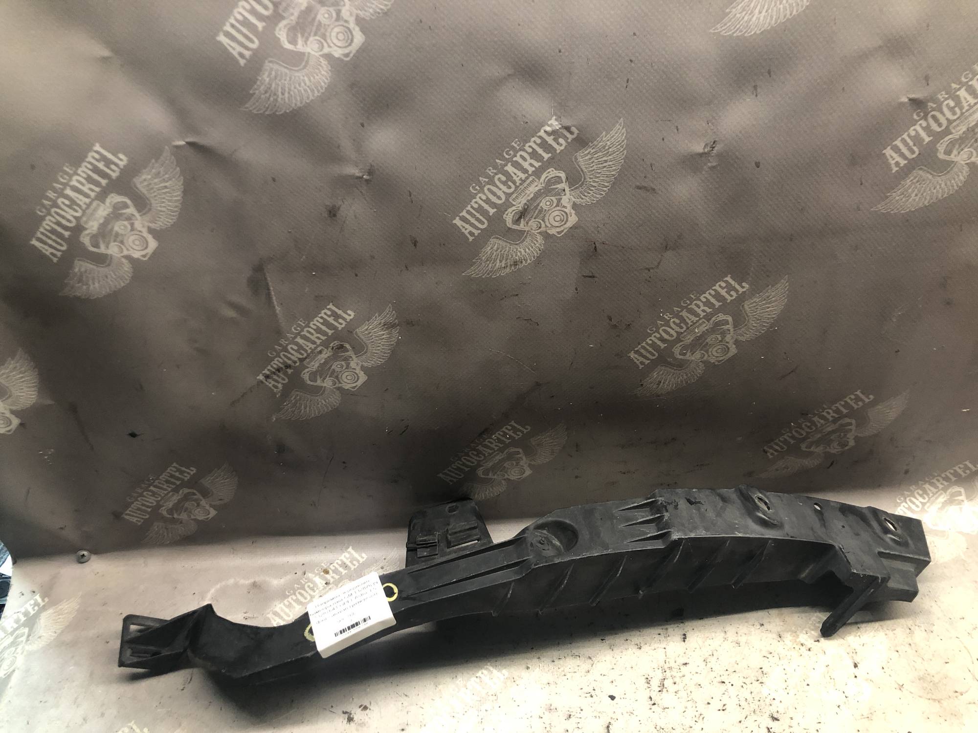 Напрямна переднього бампера ліва GM 13287639 13287641 OPEL Astra-J 5 door caravan (універсал)