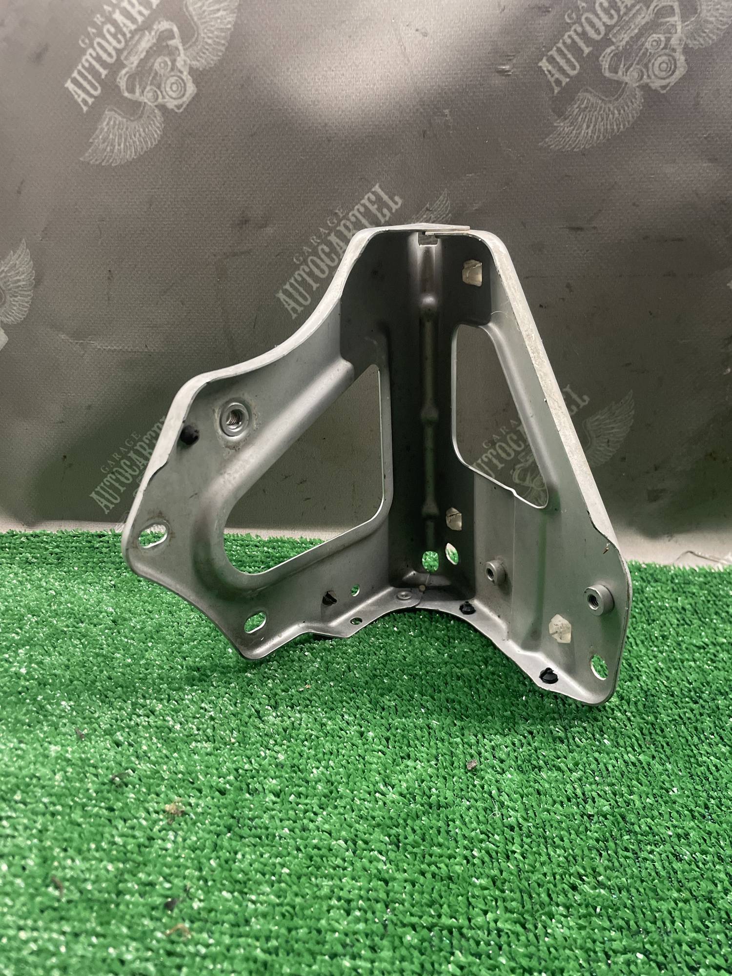 Кронштейн кріплення крила переднього правий Audi A6 C6 4f0821136a