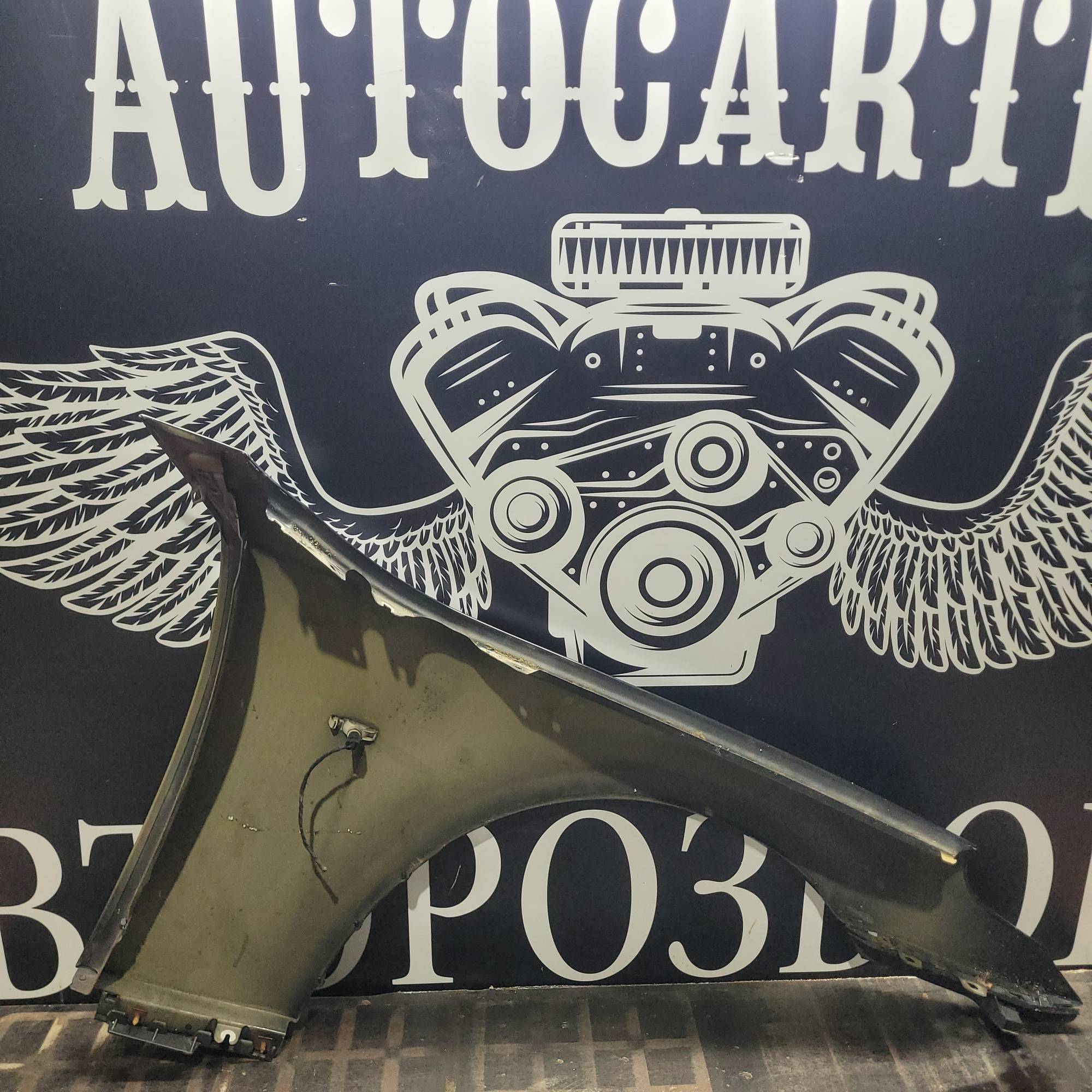 Крило переднє лівве BMW E60 E61 03-10R 21390173