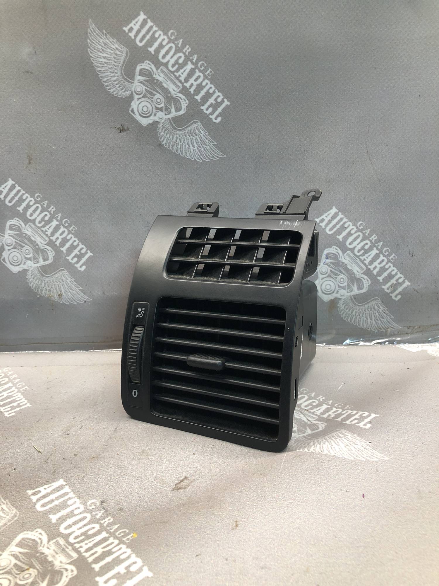 Дефлектор повітрозабірник бічний правий VW Touran 1t0819704 b, 1t0819704b
