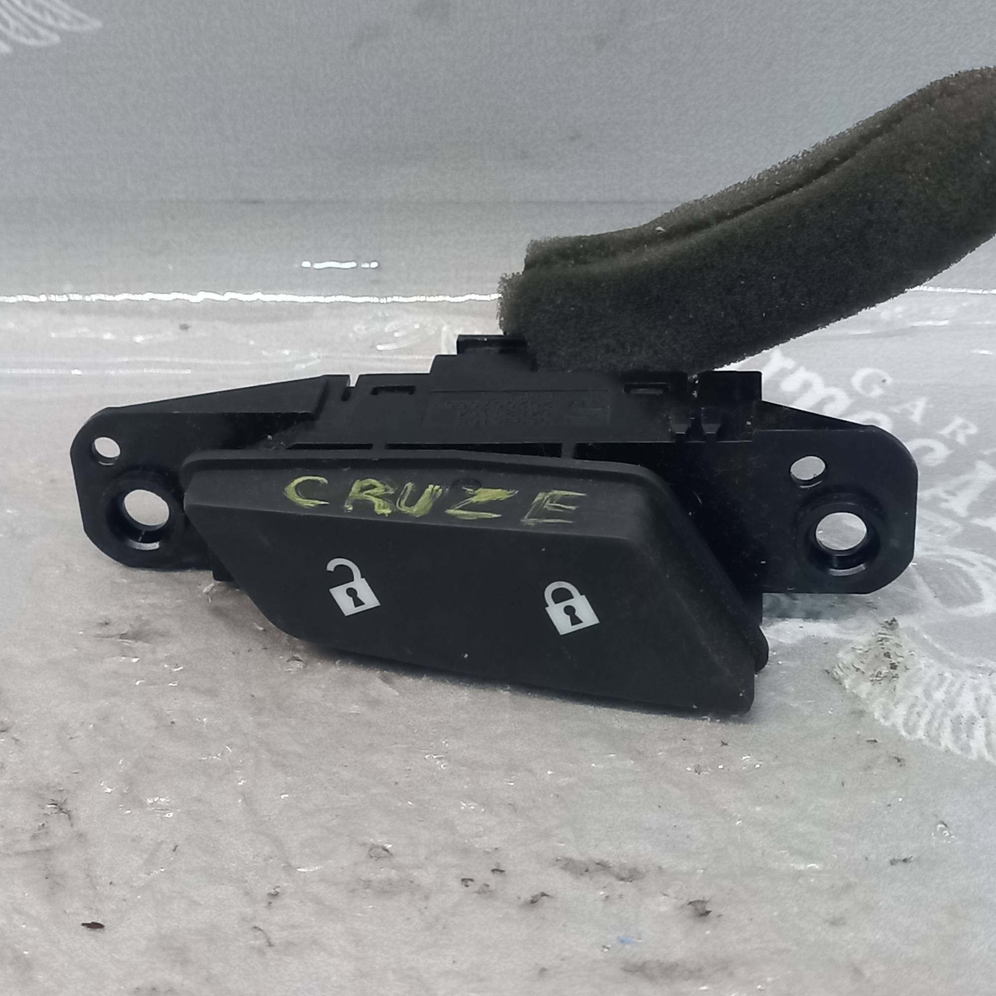 Кнопка центрального замка Chevrolet Cruze 96936168