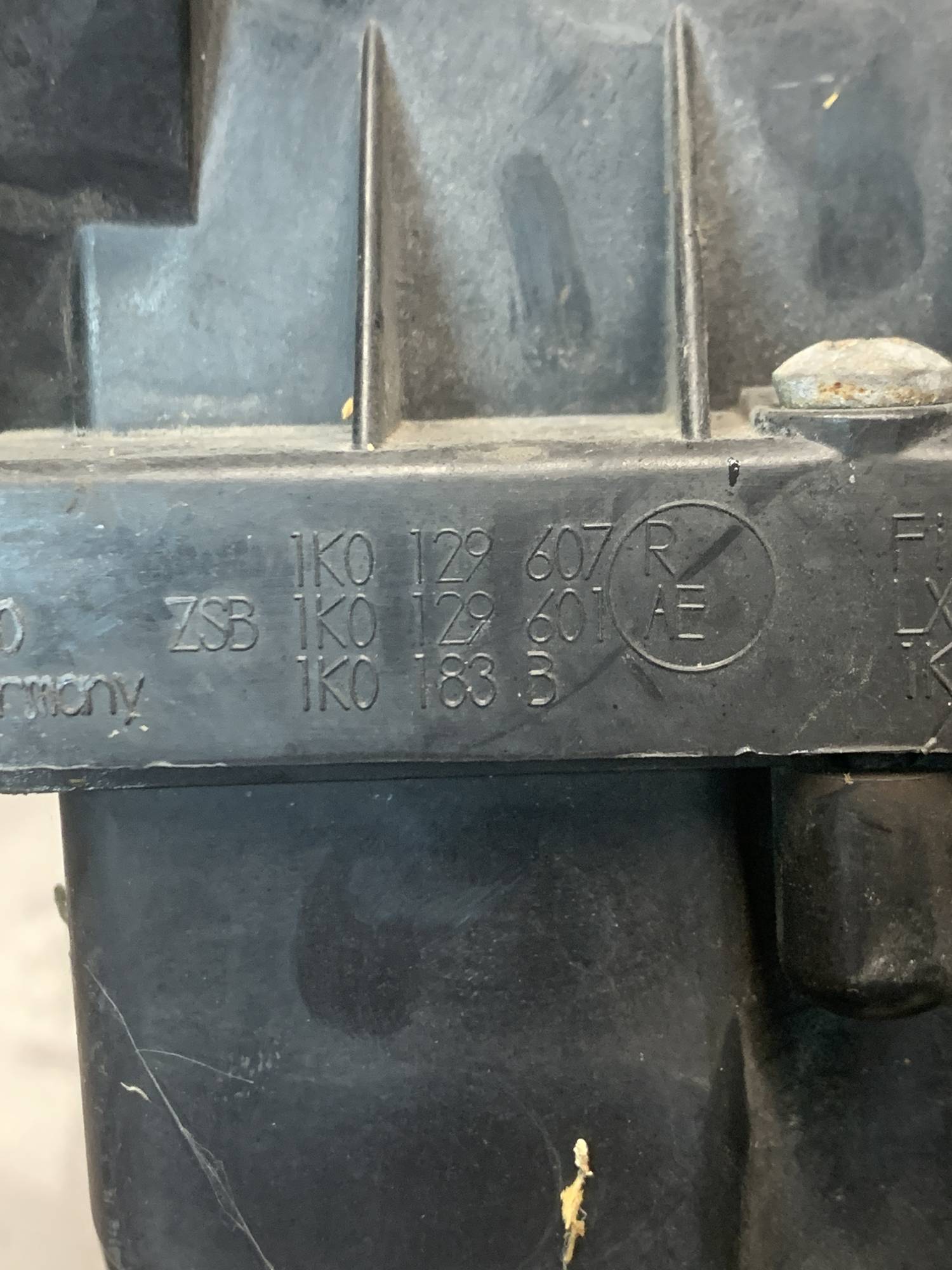 1k0129601ae корпус повітряного фільтра Volkswagen Golf 5 2003 - 2009