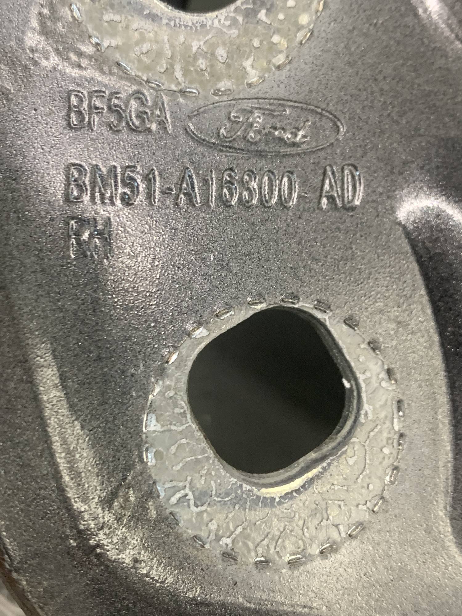 bm51-a16800-ad Петля капота права Ford Focus MK3 Kuga MK2 (2011-2019)