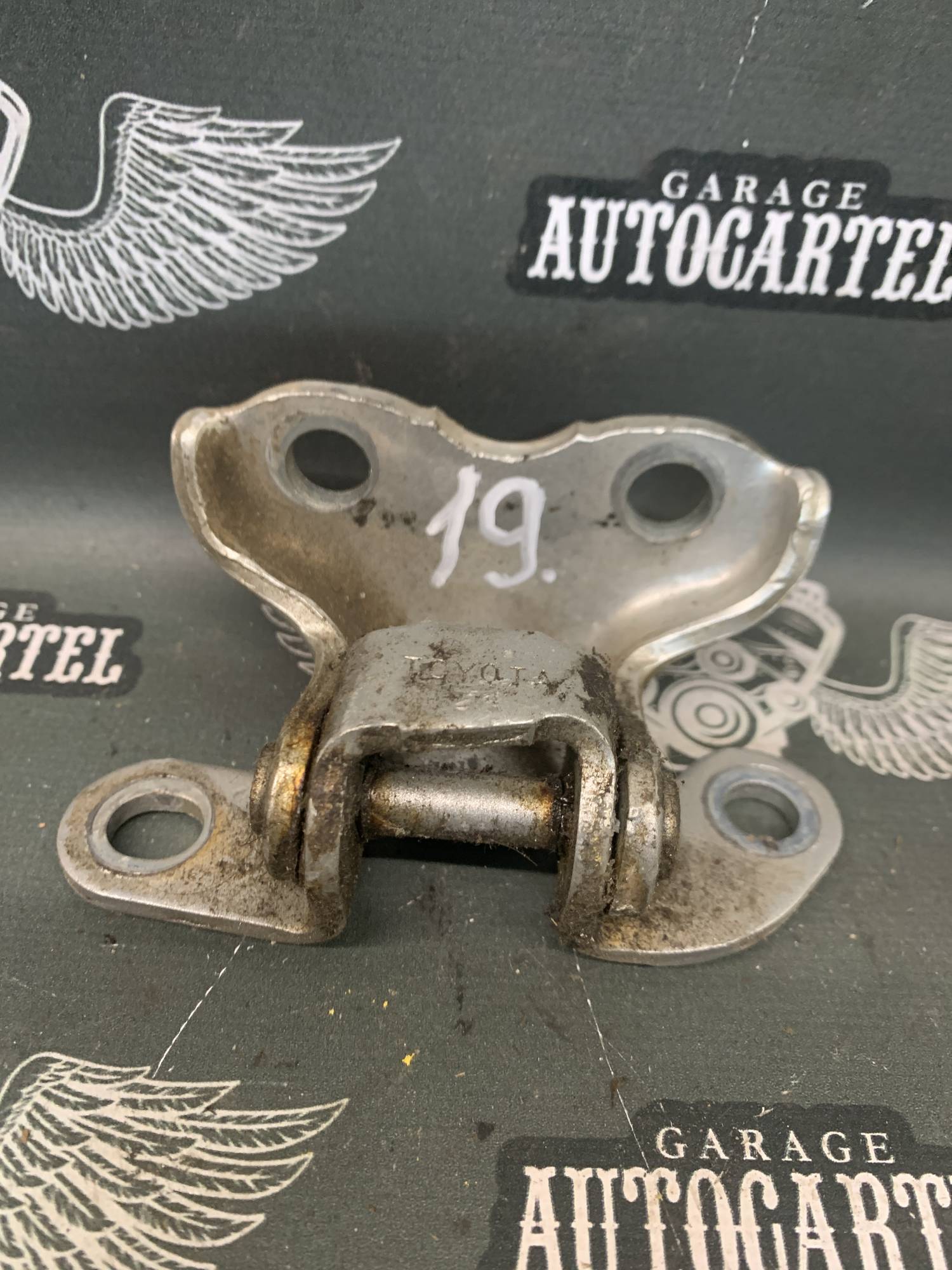 Петля дверей нижня передня права TOYOTA AVENSIS T27 2009-2018 68730-02050
