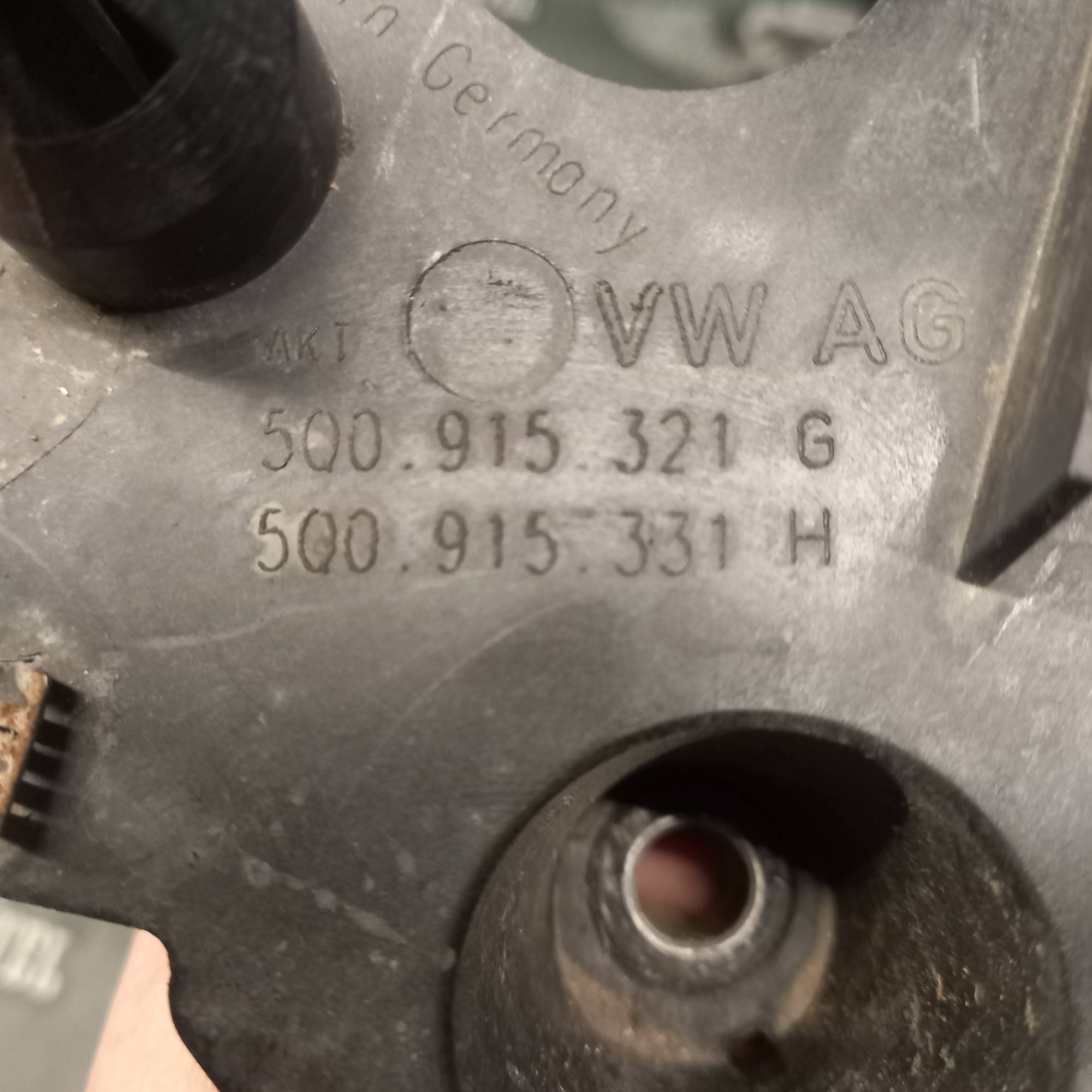 Полиця акумуляторна пластик нижня частина VW Golf VII 5q0915321g